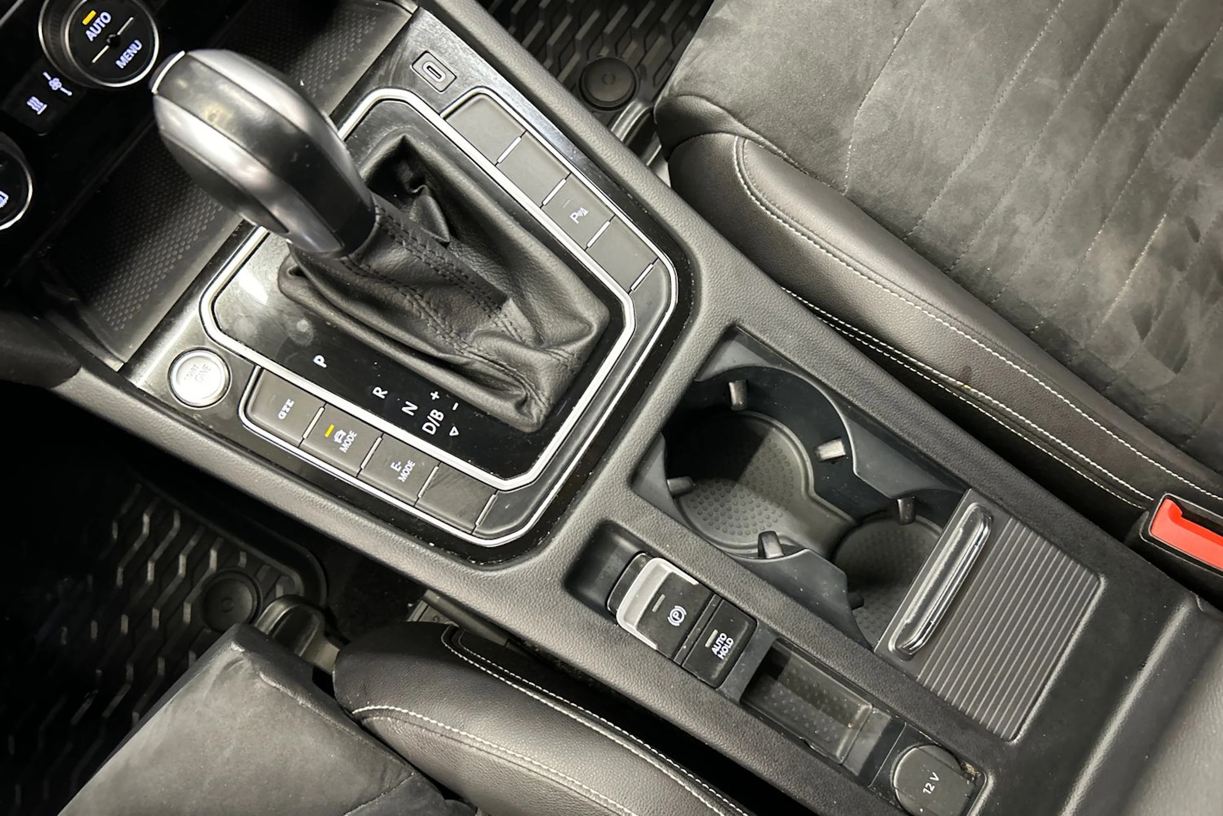 valkoinen Volkswagen Passat 2020 kuva 26.