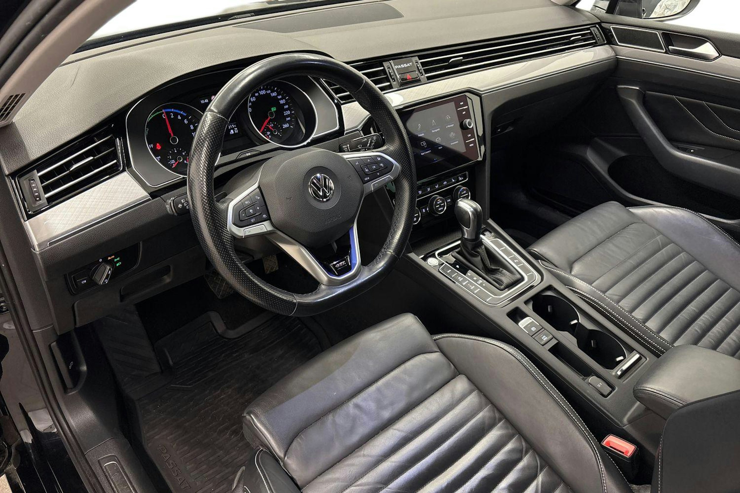 musta Volkswagen Passat 2020 kuva 7.