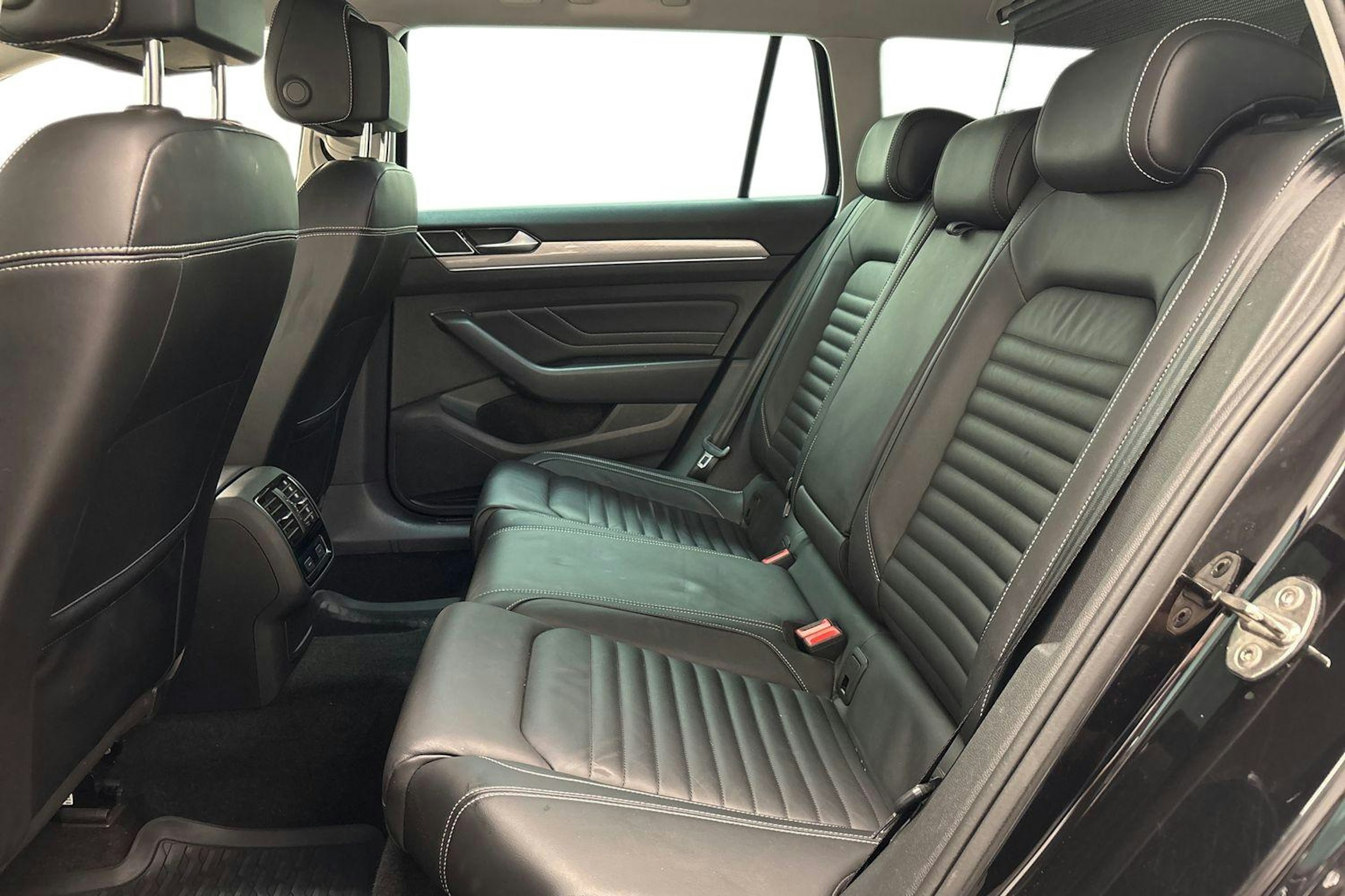 musta Volkswagen Passat 2020 kuva 10.