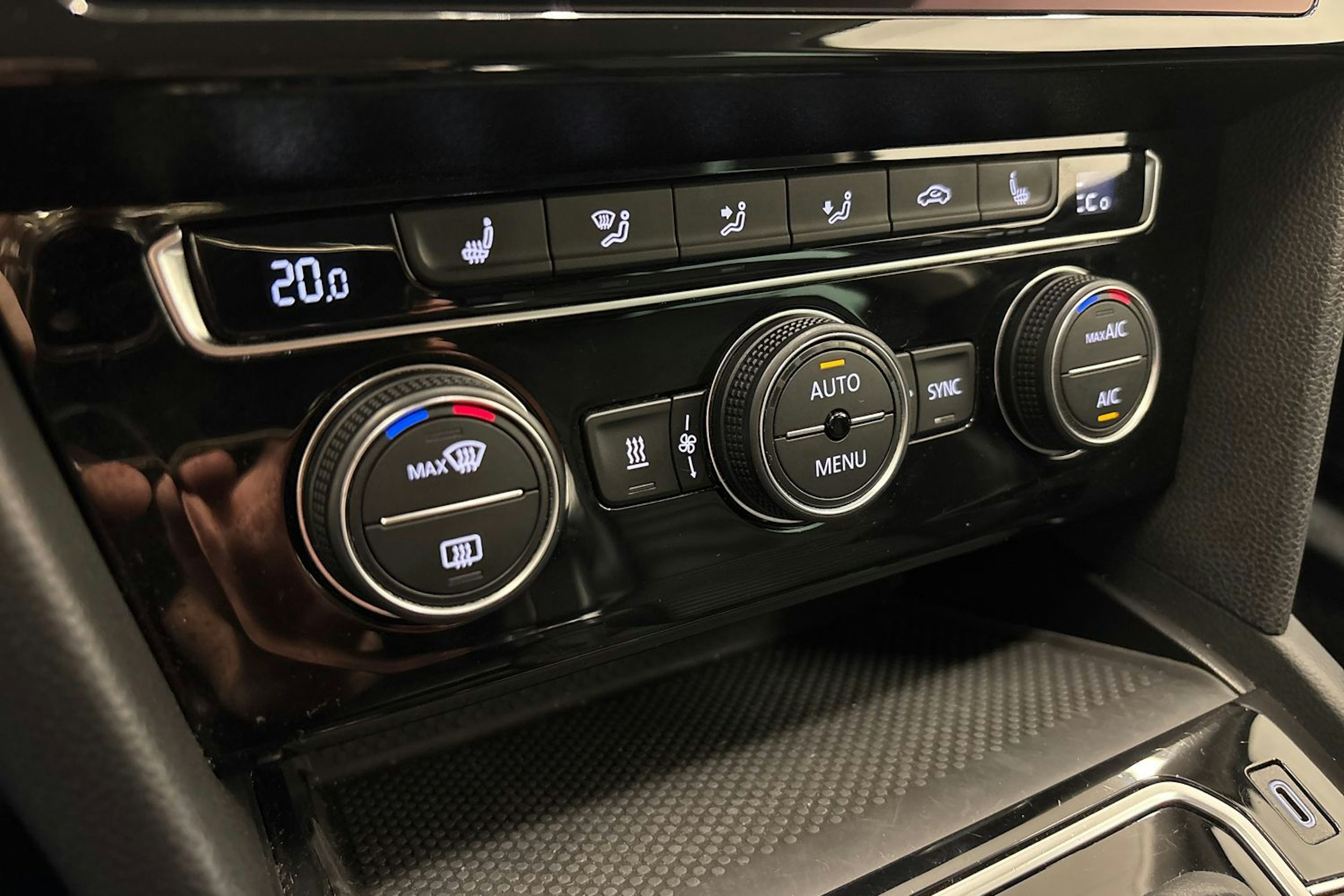 musta Volkswagen Passat 2020 kuva 19.