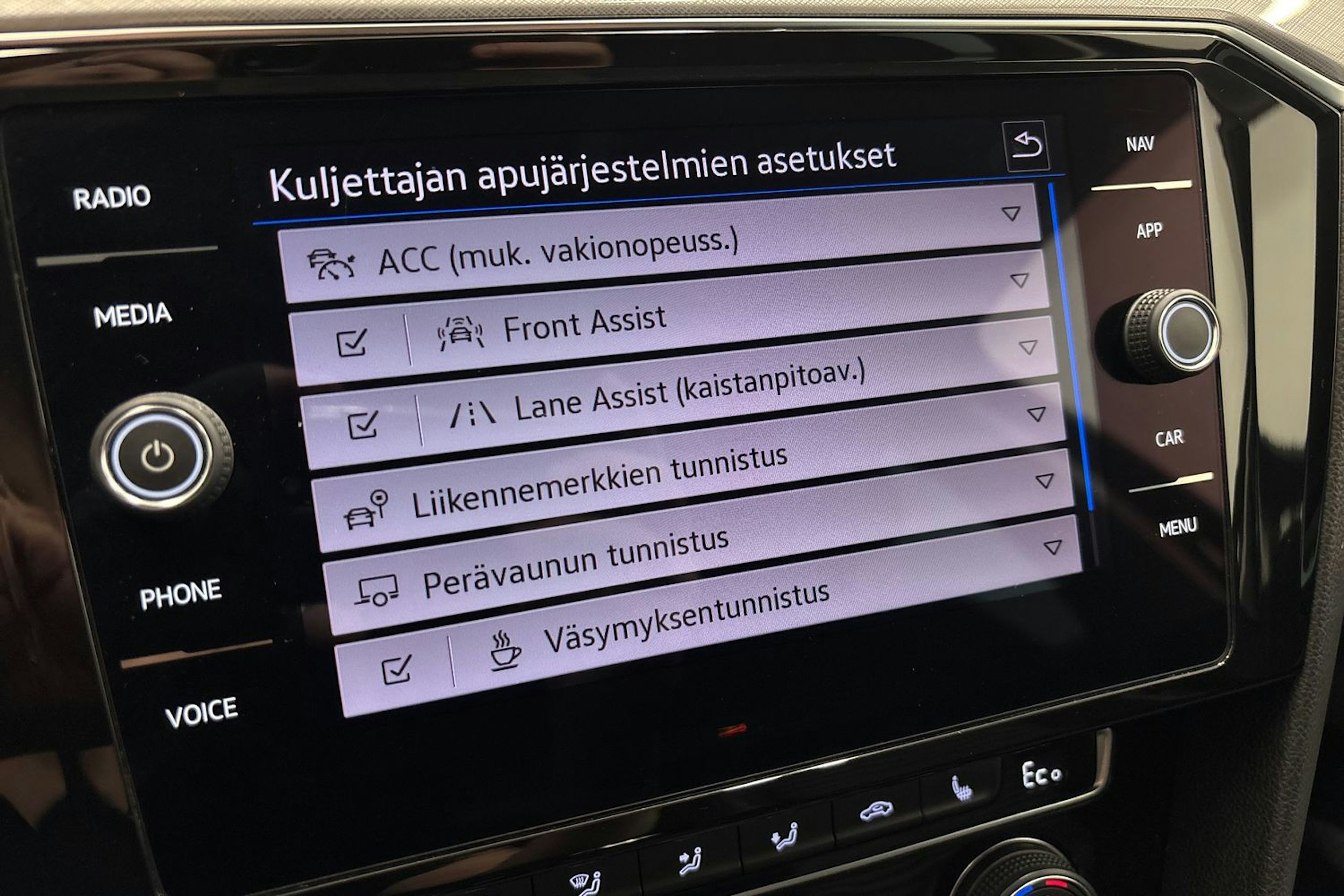 musta Volkswagen Passat 2020 kuva 22.