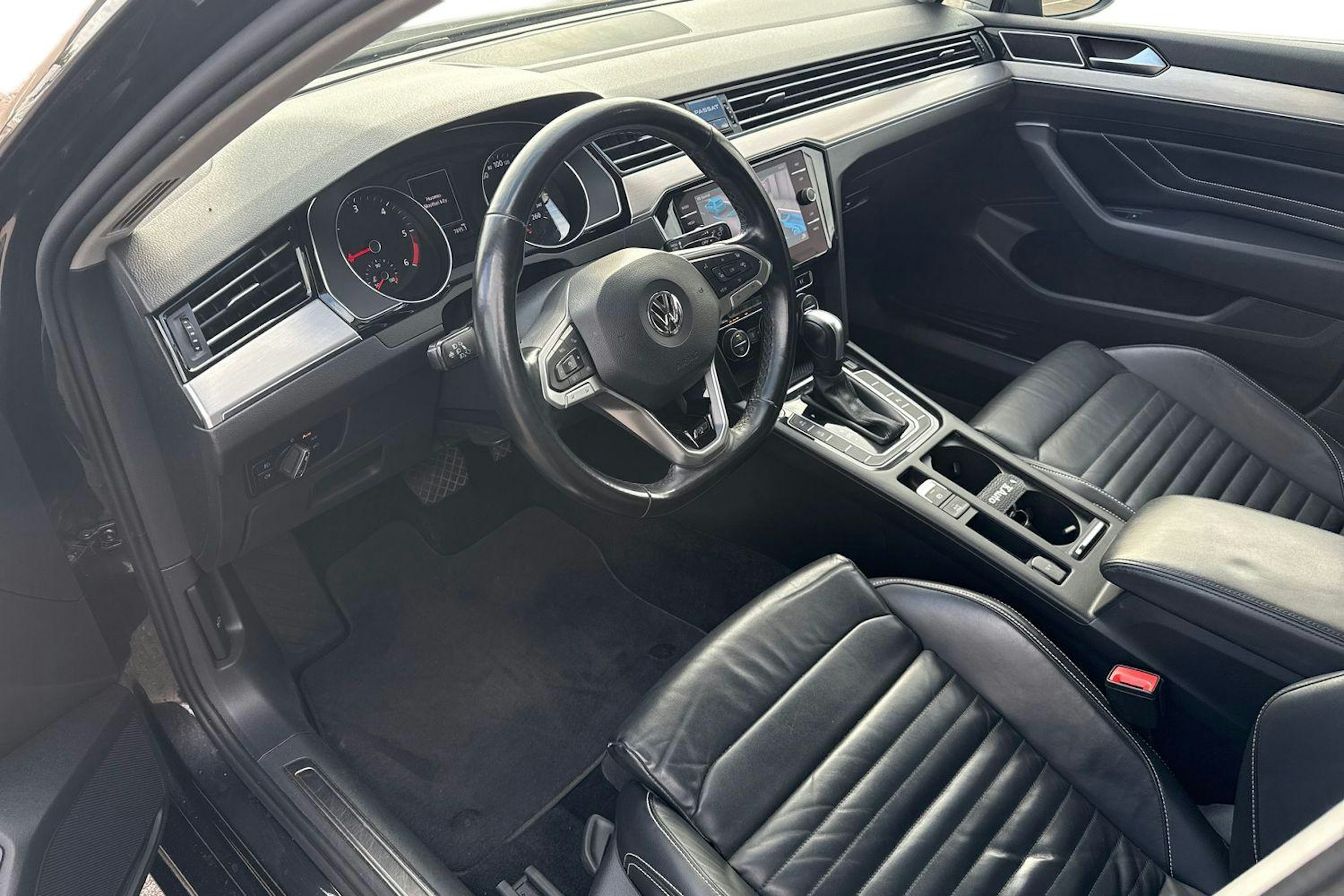 harmaa Volkswagen Passat 2020 kuva 7.