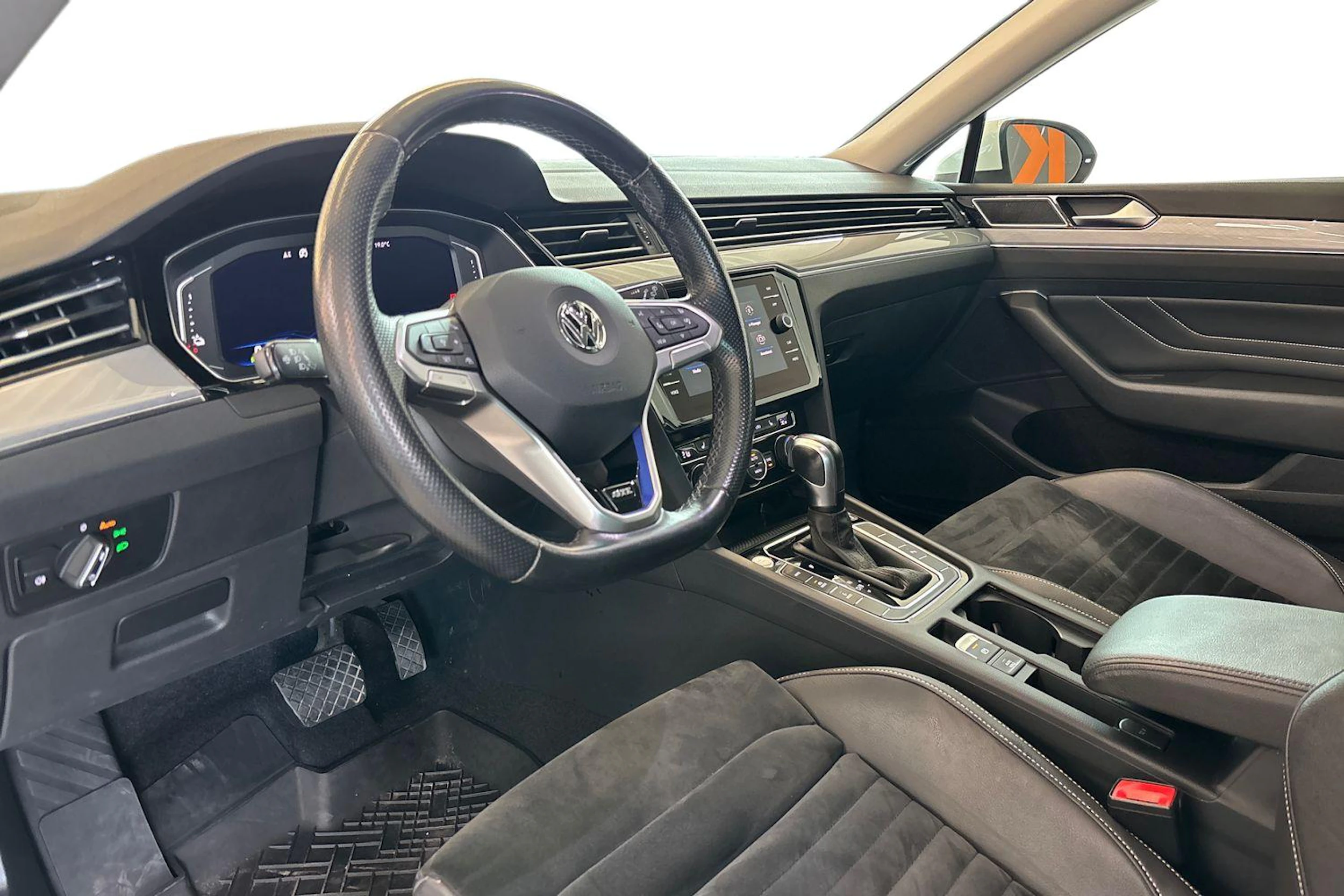 Valkoinen Volkswagen PASSAT 2020 kuva 6.
