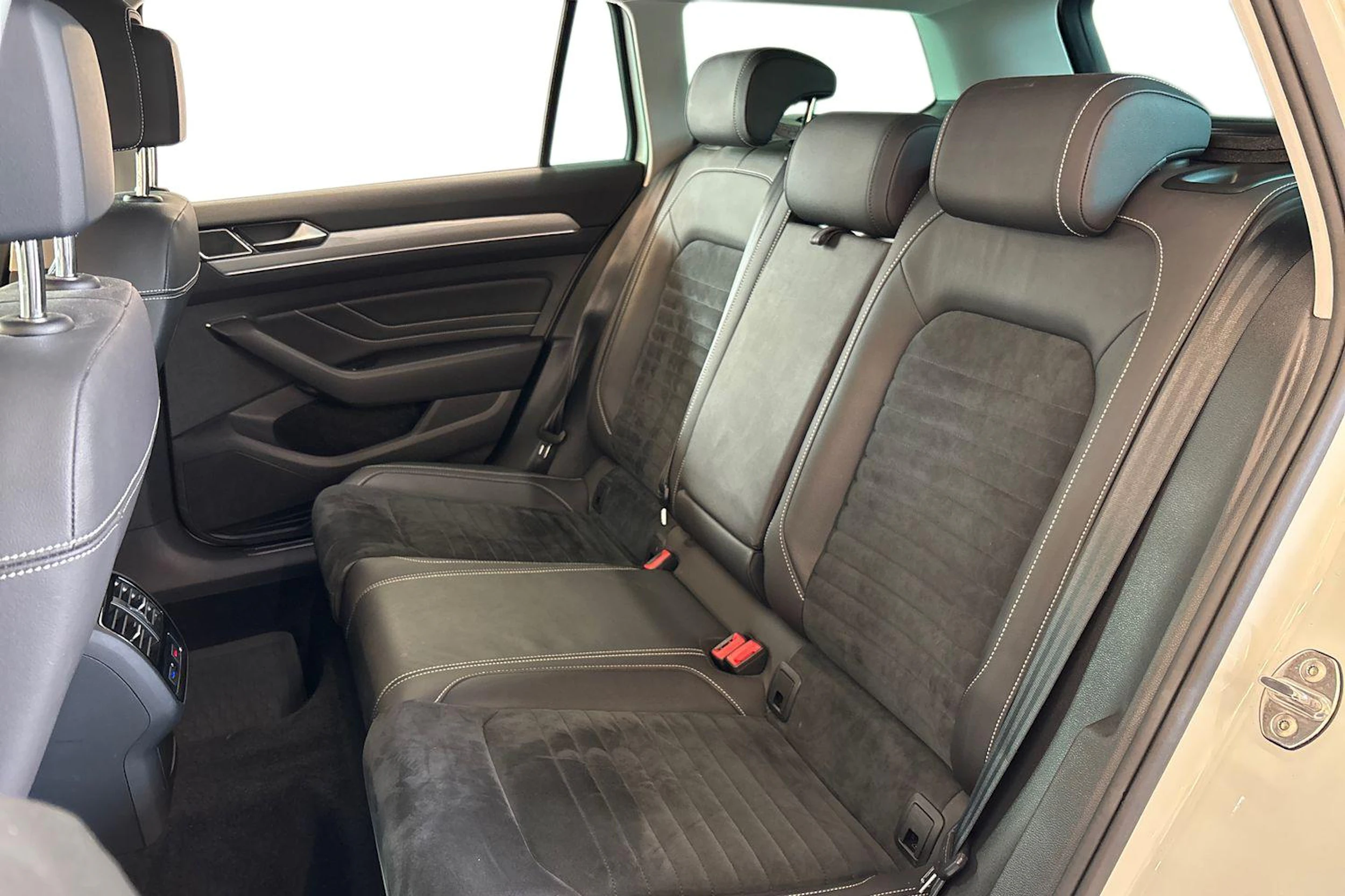 Valkoinen Volkswagen PASSAT 2020 kuva 8.