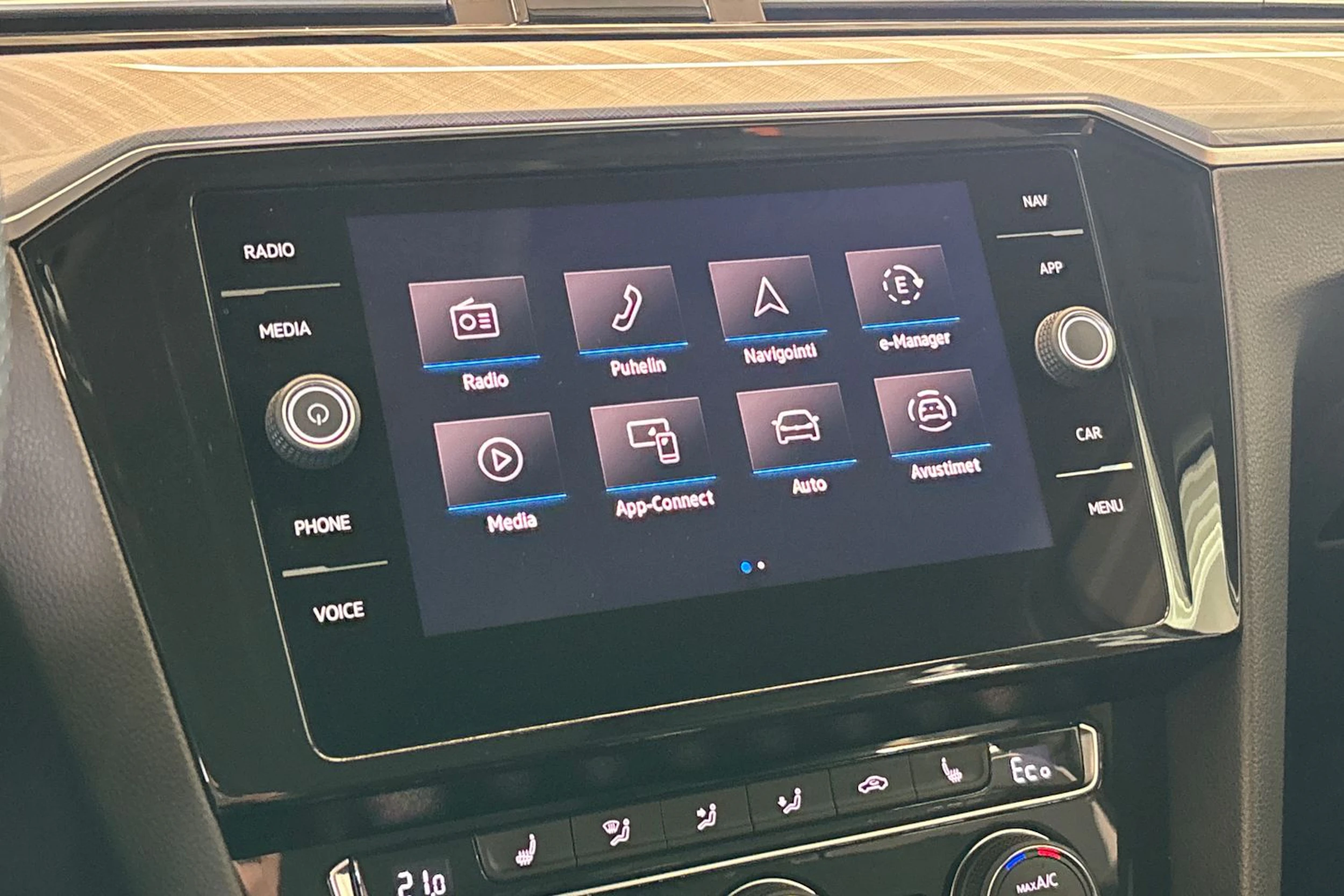 Valkoinen Volkswagen PASSAT 2020 kuva 14.