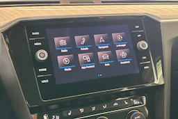 Valkoinen Volkswagen PASSAT 2020 kuva 14.