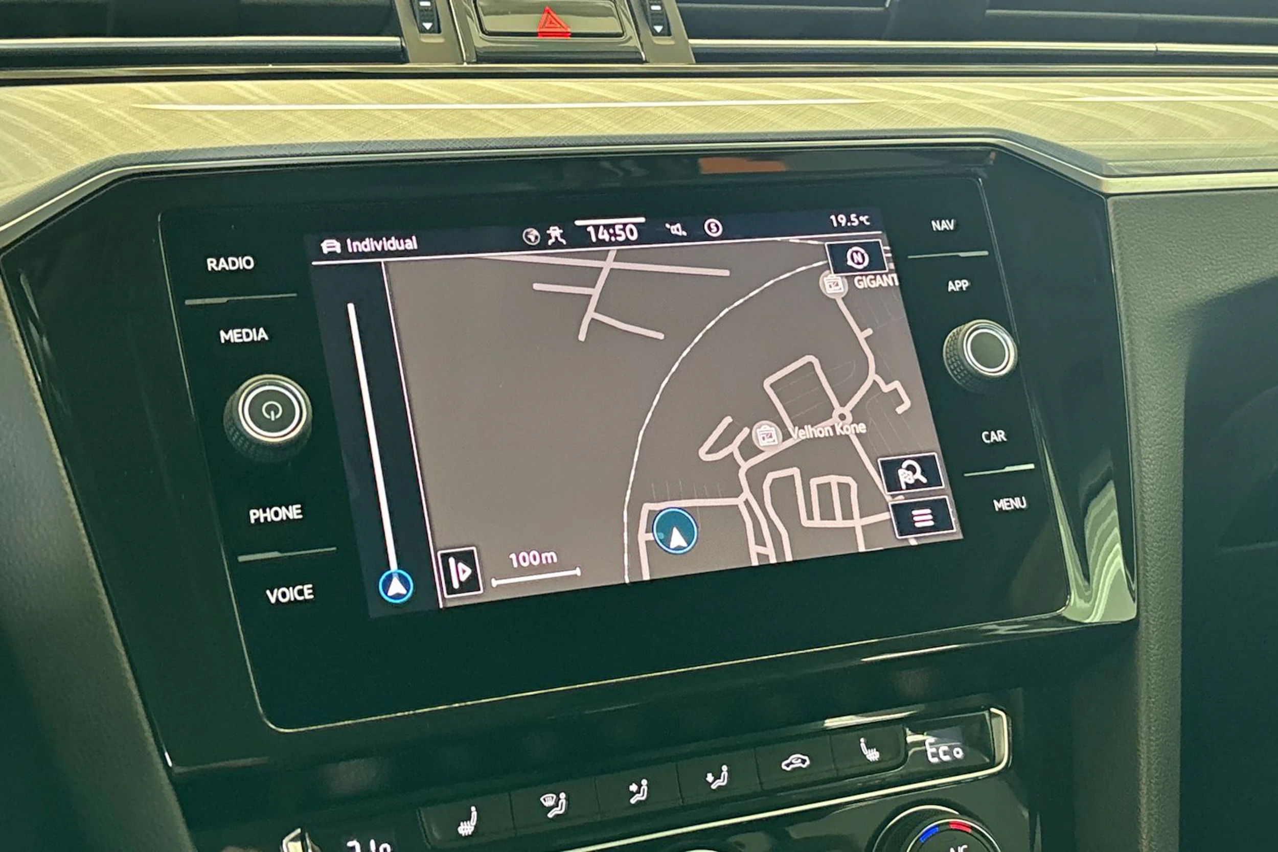 Valkoinen Volkswagen PASSAT 2020 kuva 16.