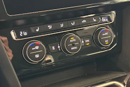 Valkoinen Volkswagen PASSAT 2020 kuva 17.