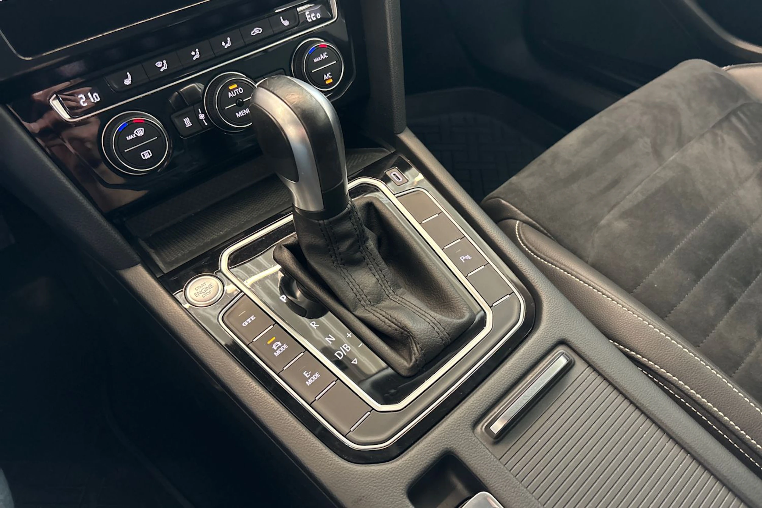 Valkoinen Volkswagen PASSAT 2020 kuva 18.
