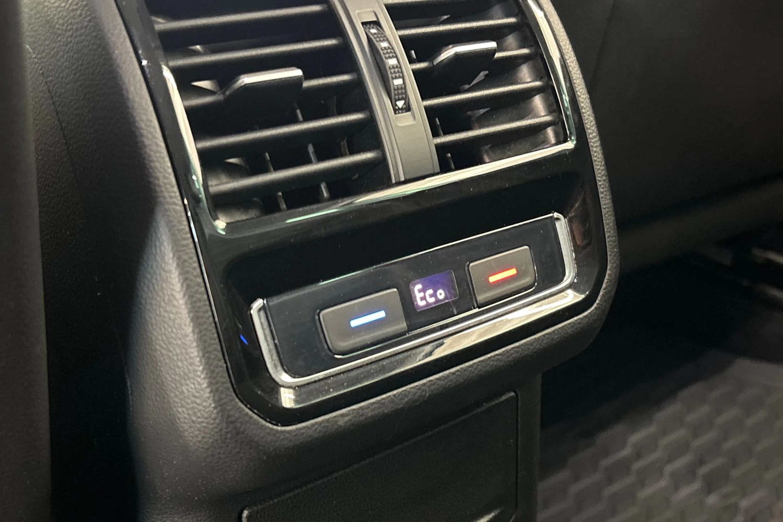 Valkoinen Volkswagen PASSAT 2020 kuva 20.