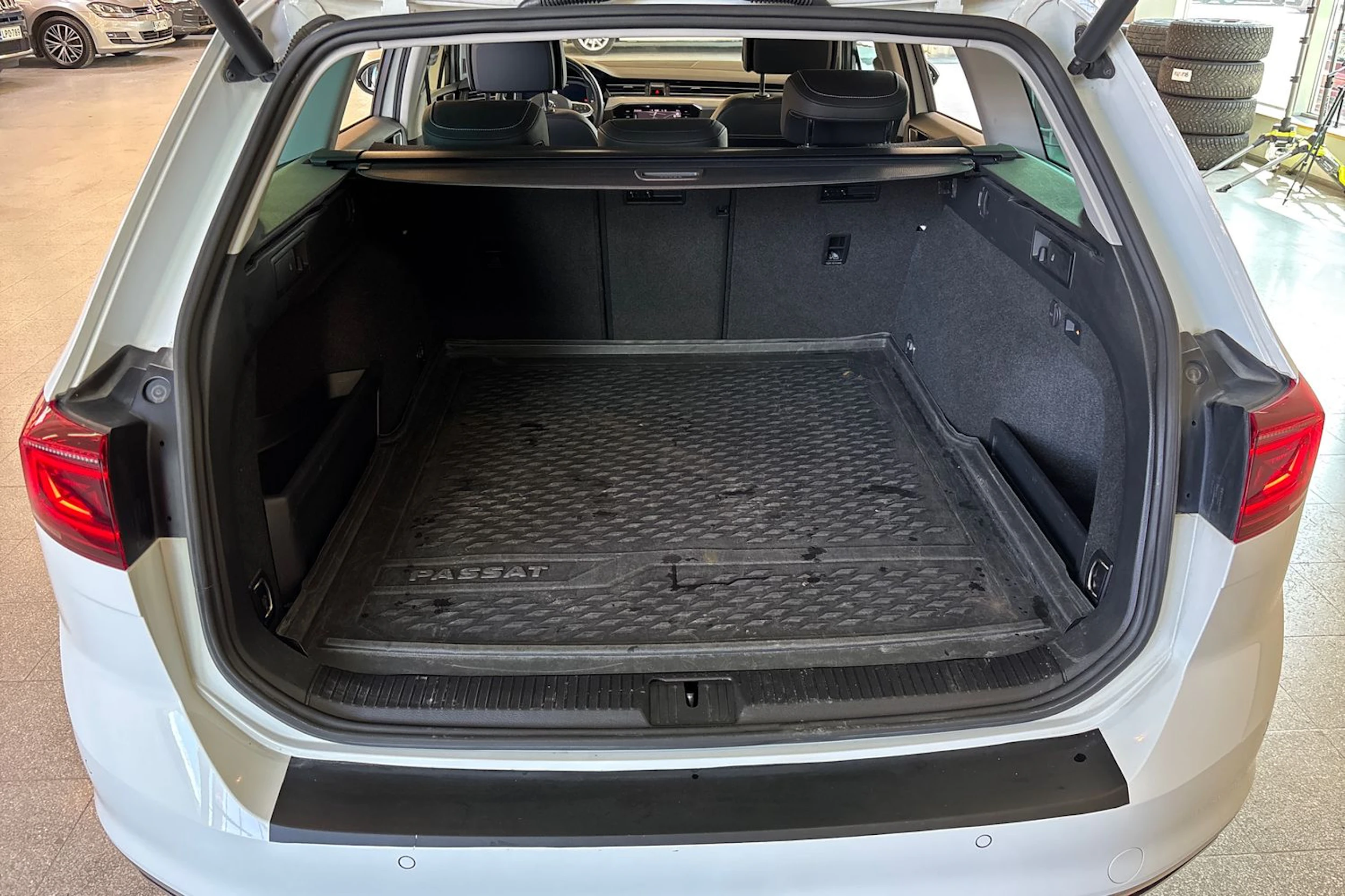 Valkoinen Volkswagen PASSAT 2020 kuva 22.