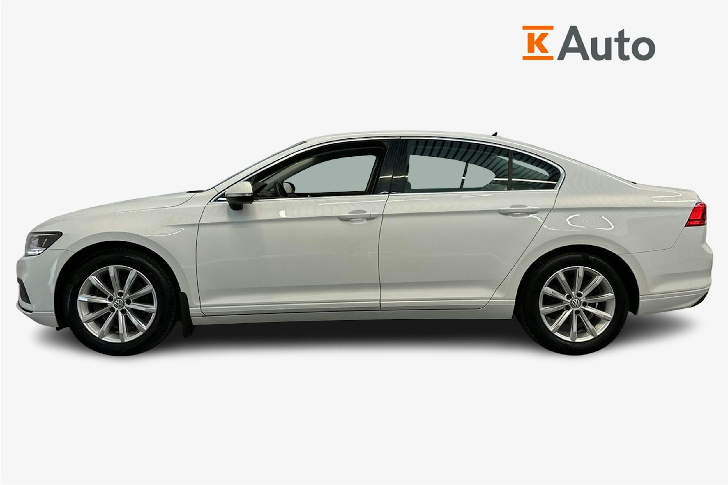 valkoinen Volkswagen Passat 2020 kuva 6.