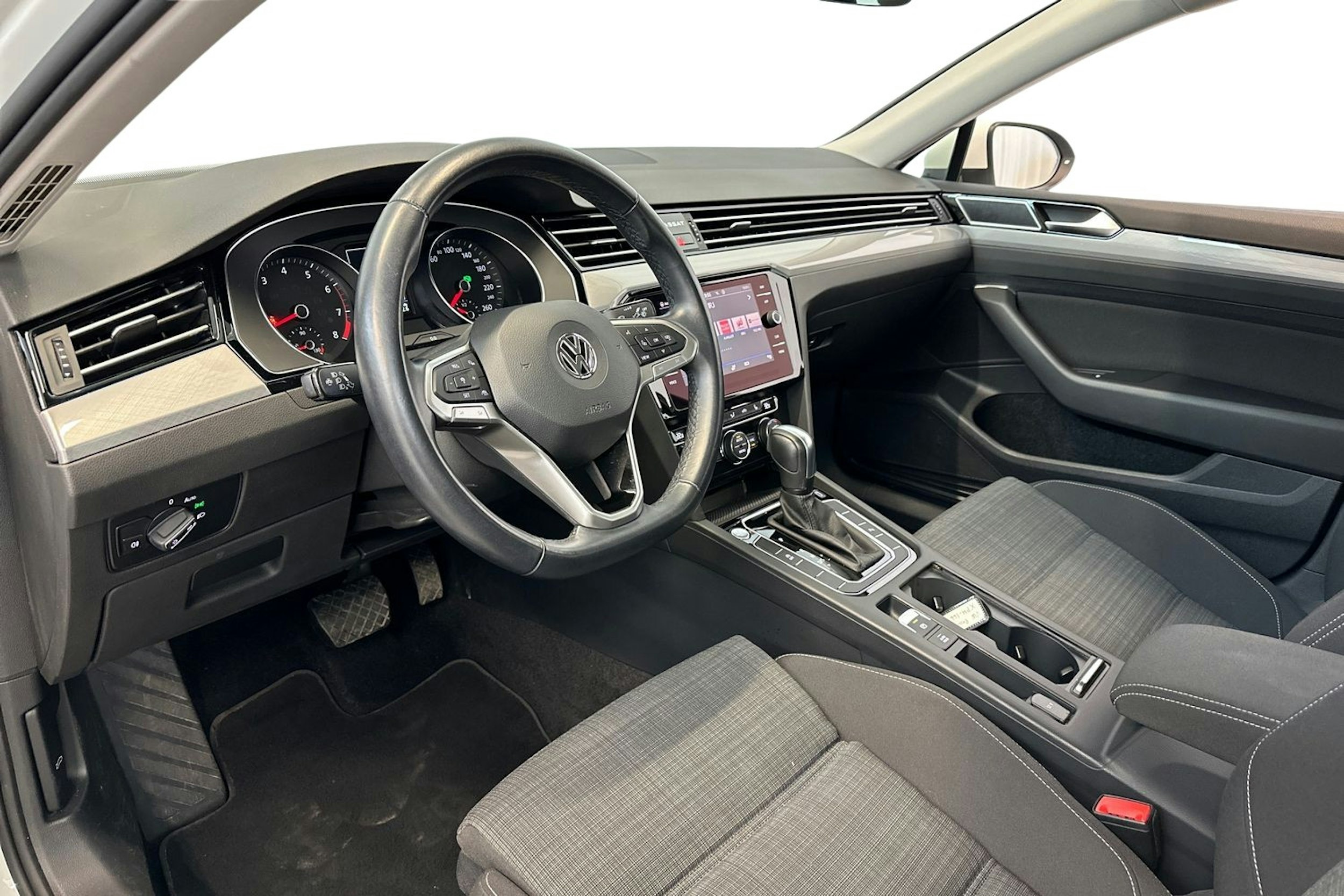 valkoinen Volkswagen Passat 2020 kuva 7.