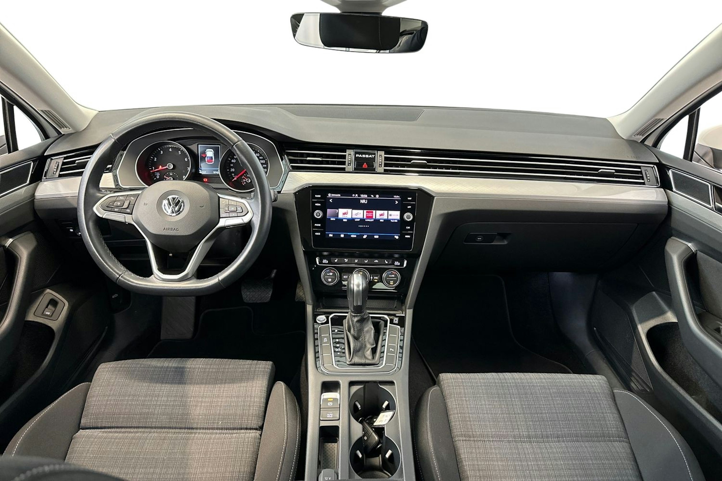valkoinen Volkswagen Passat 2020 kuva 9.