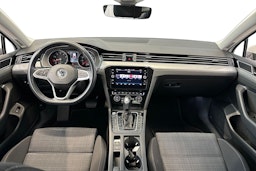 valkoinen Volkswagen Passat 2020 kuva 9.
