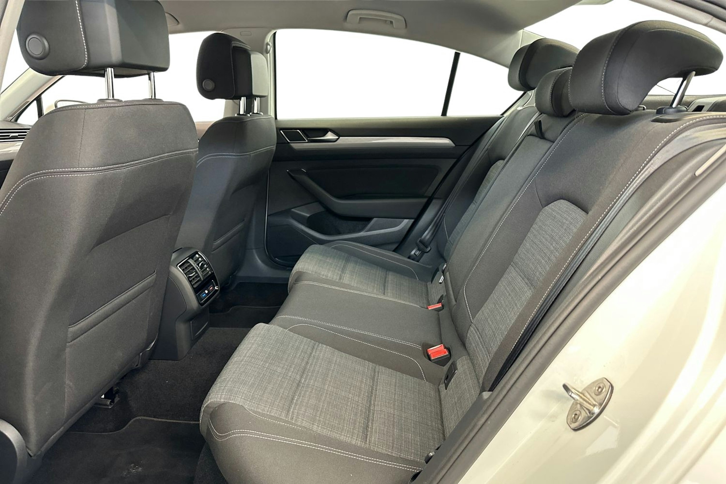 valkoinen Volkswagen Passat 2020 kuva 10.