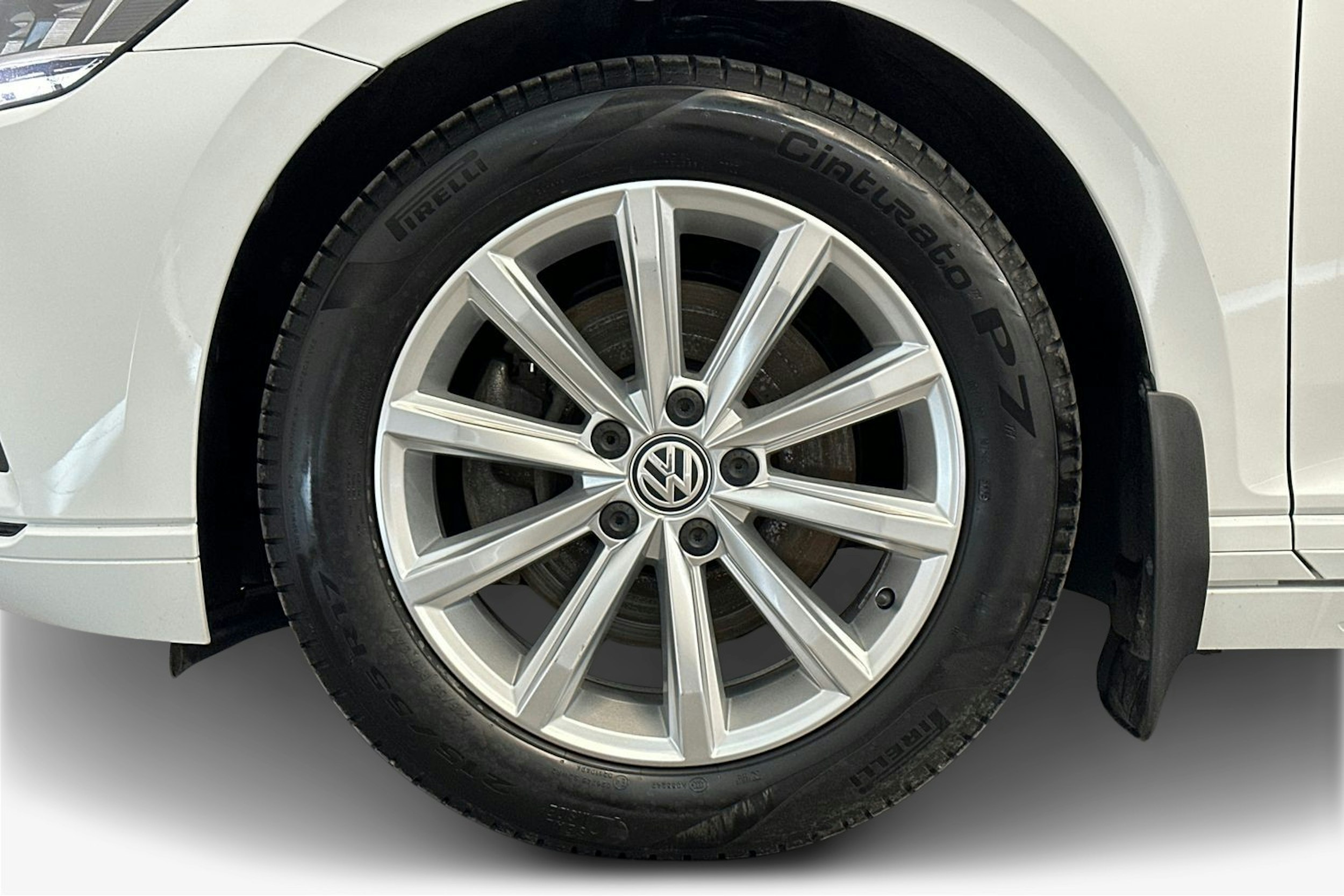 valkoinen Volkswagen Passat 2020 kuva 11.