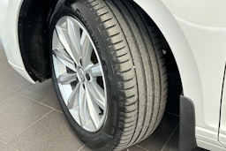 valkoinen Volkswagen Passat 2020 kuva 13.