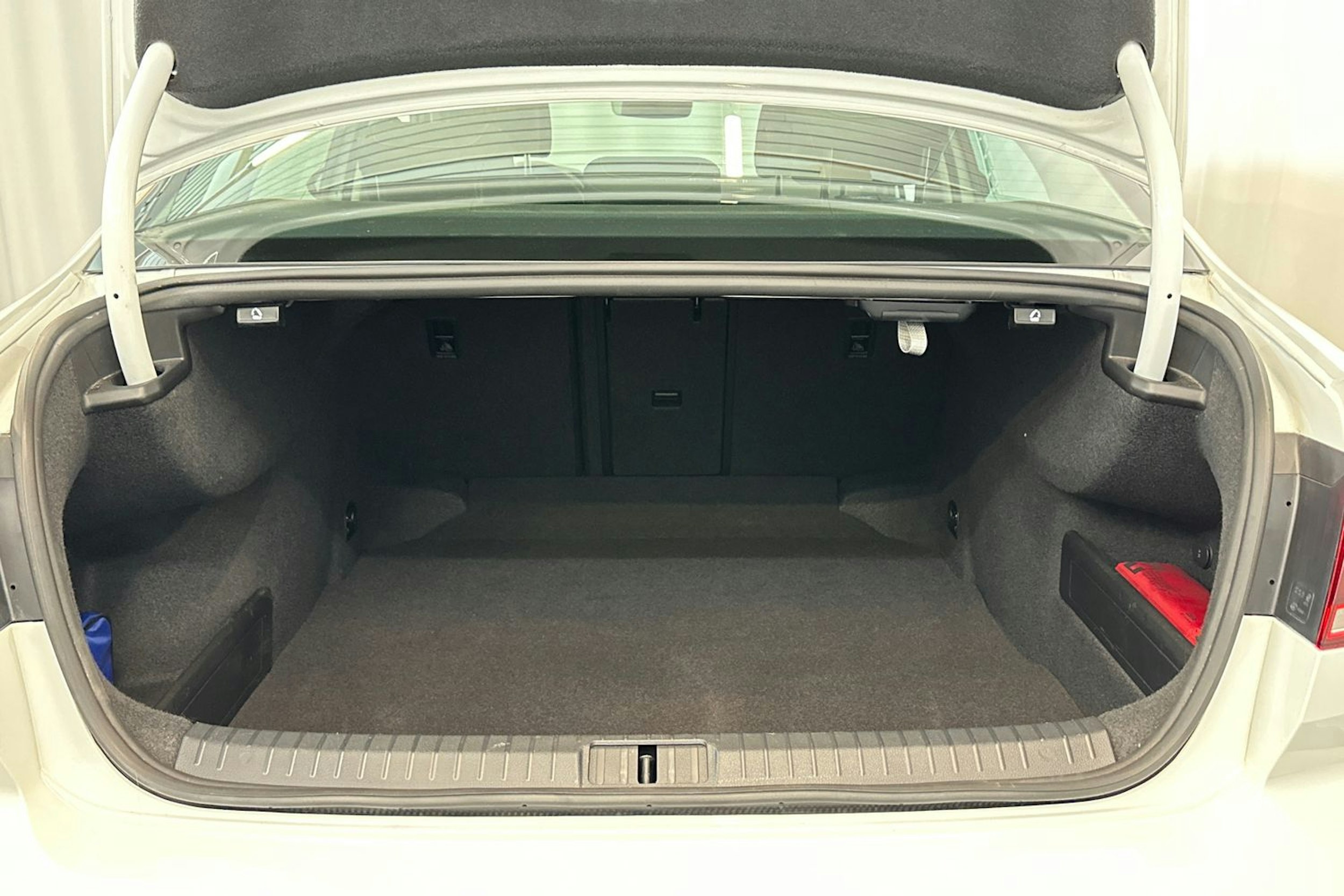 valkoinen Volkswagen Passat 2020 kuva 14.