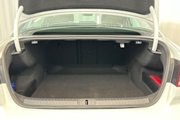 valkoinen Volkswagen Passat 2020 kuva 14.