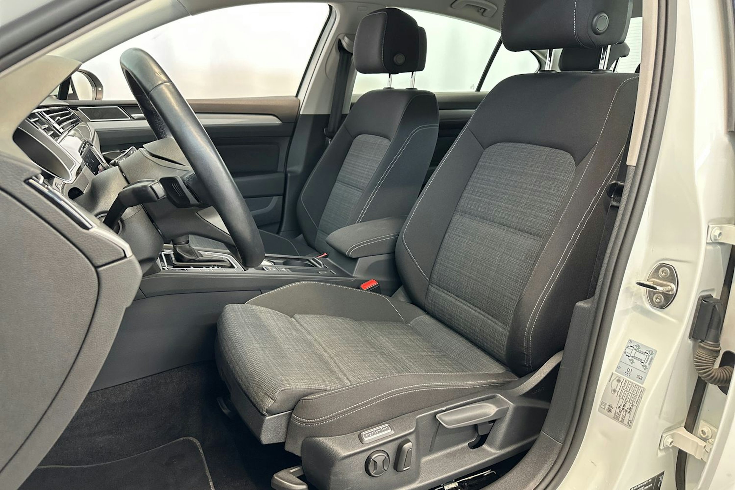 valkoinen Volkswagen Passat 2020 kuva 15.