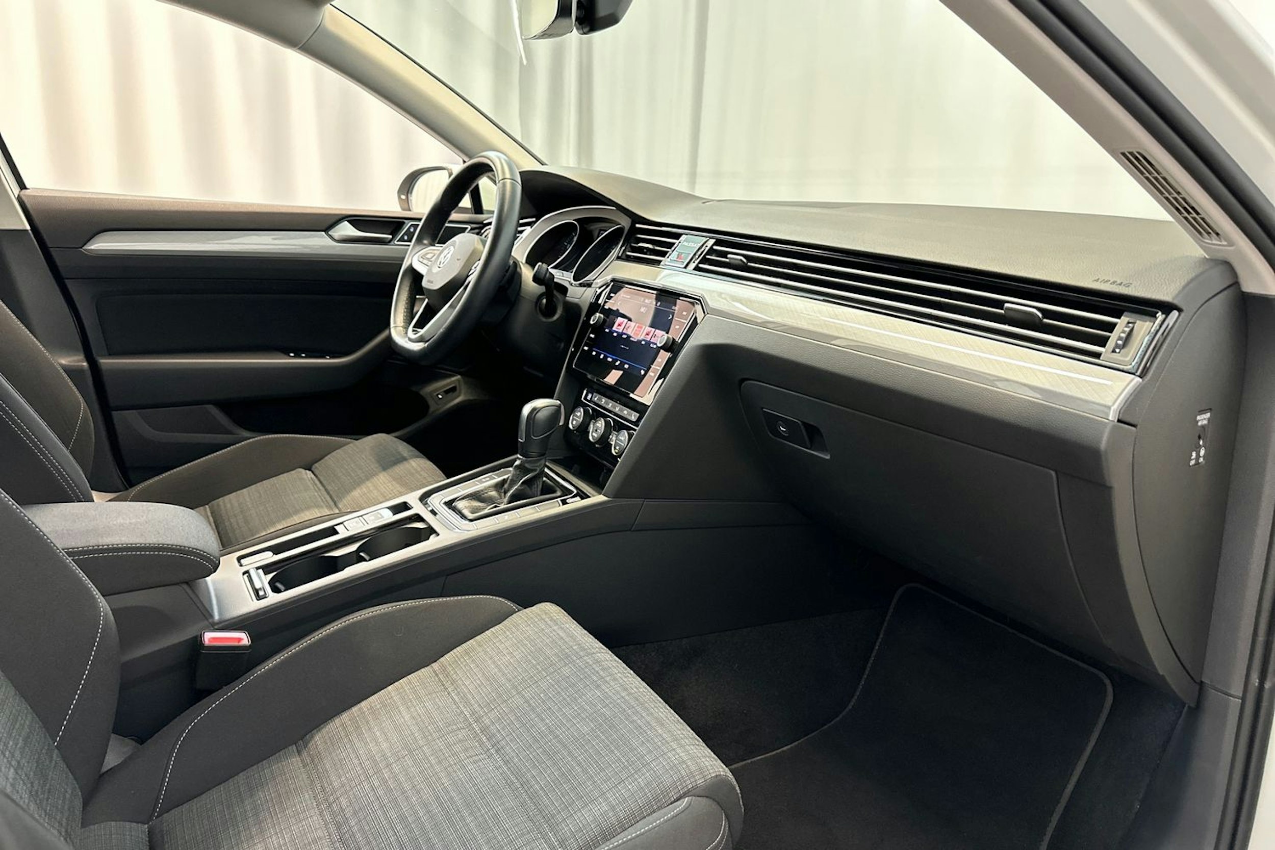 valkoinen Volkswagen Passat 2020 kuva 16.