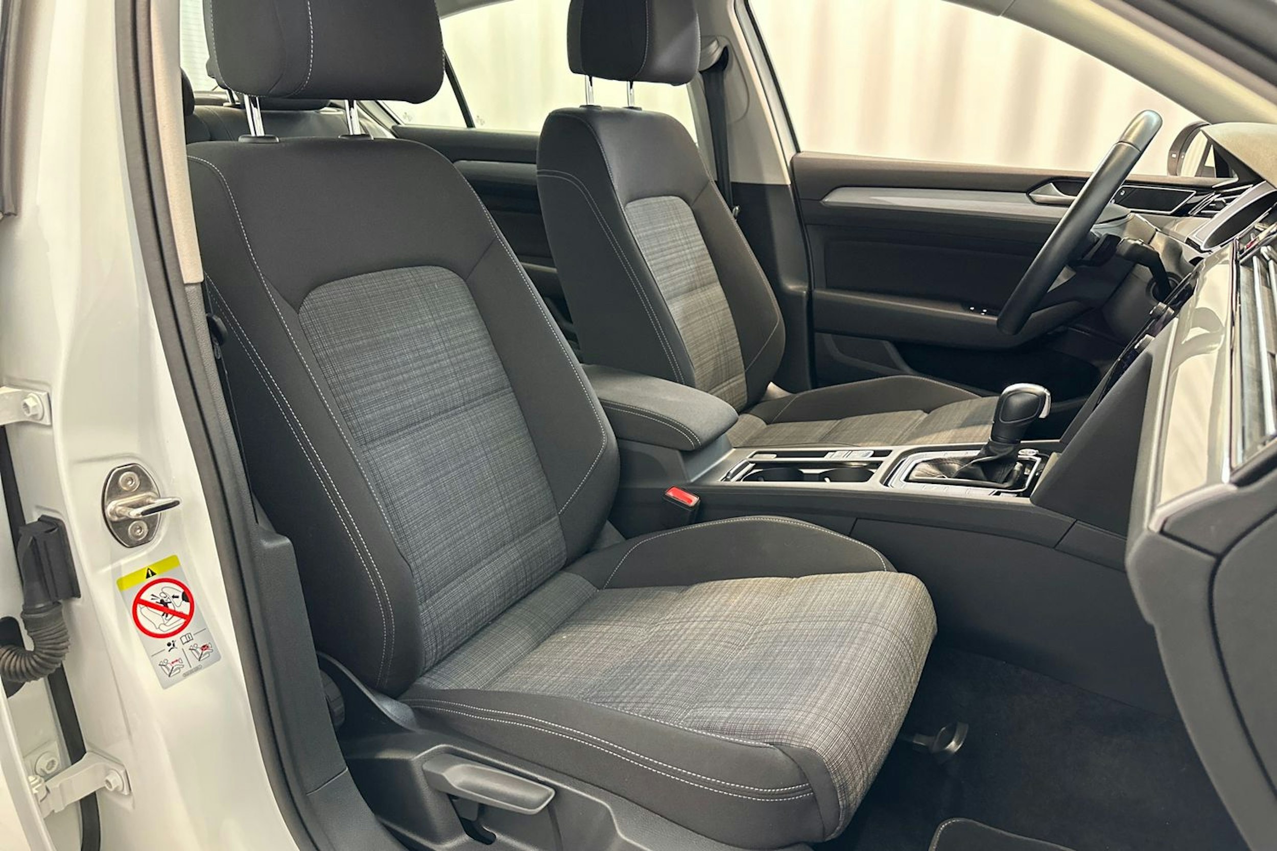 valkoinen Volkswagen Passat 2020 kuva 17.