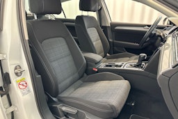 valkoinen Volkswagen Passat 2020 kuva 17.