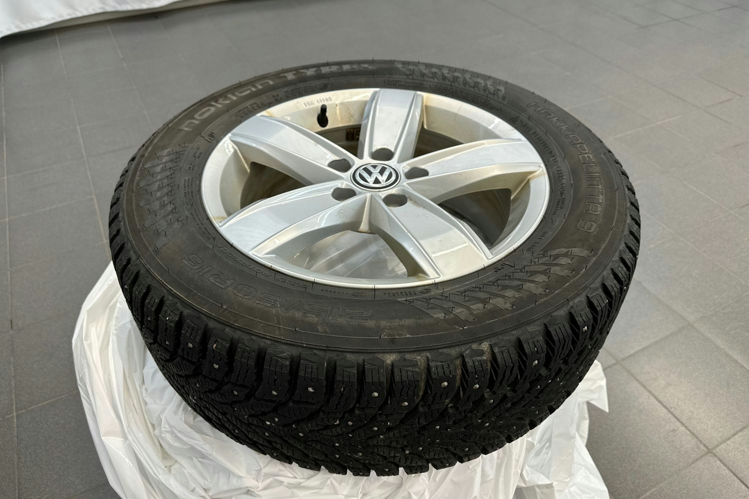 valkoinen Volkswagen Passat 2020 kuva 18.