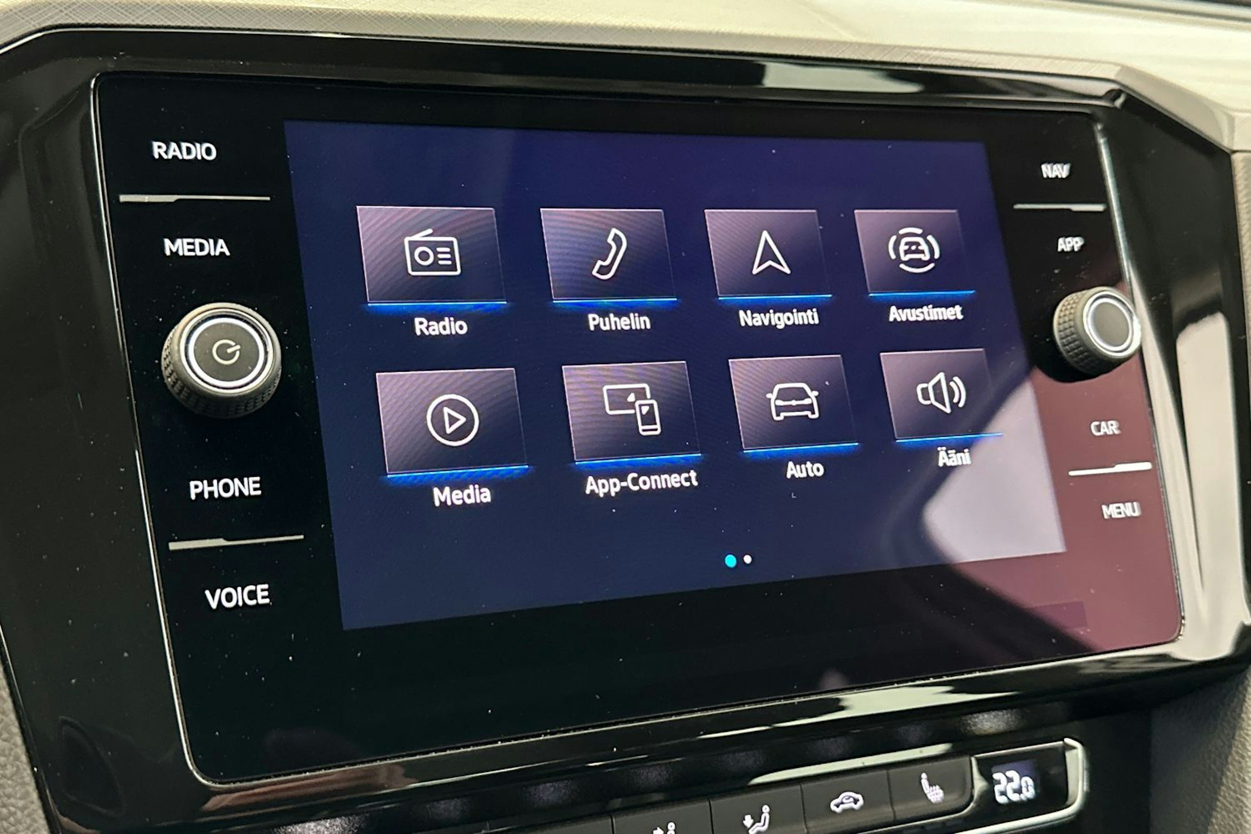 valkoinen Volkswagen Passat 2020 kuva 20.