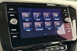 valkoinen Volkswagen Passat 2020 kuva 20.