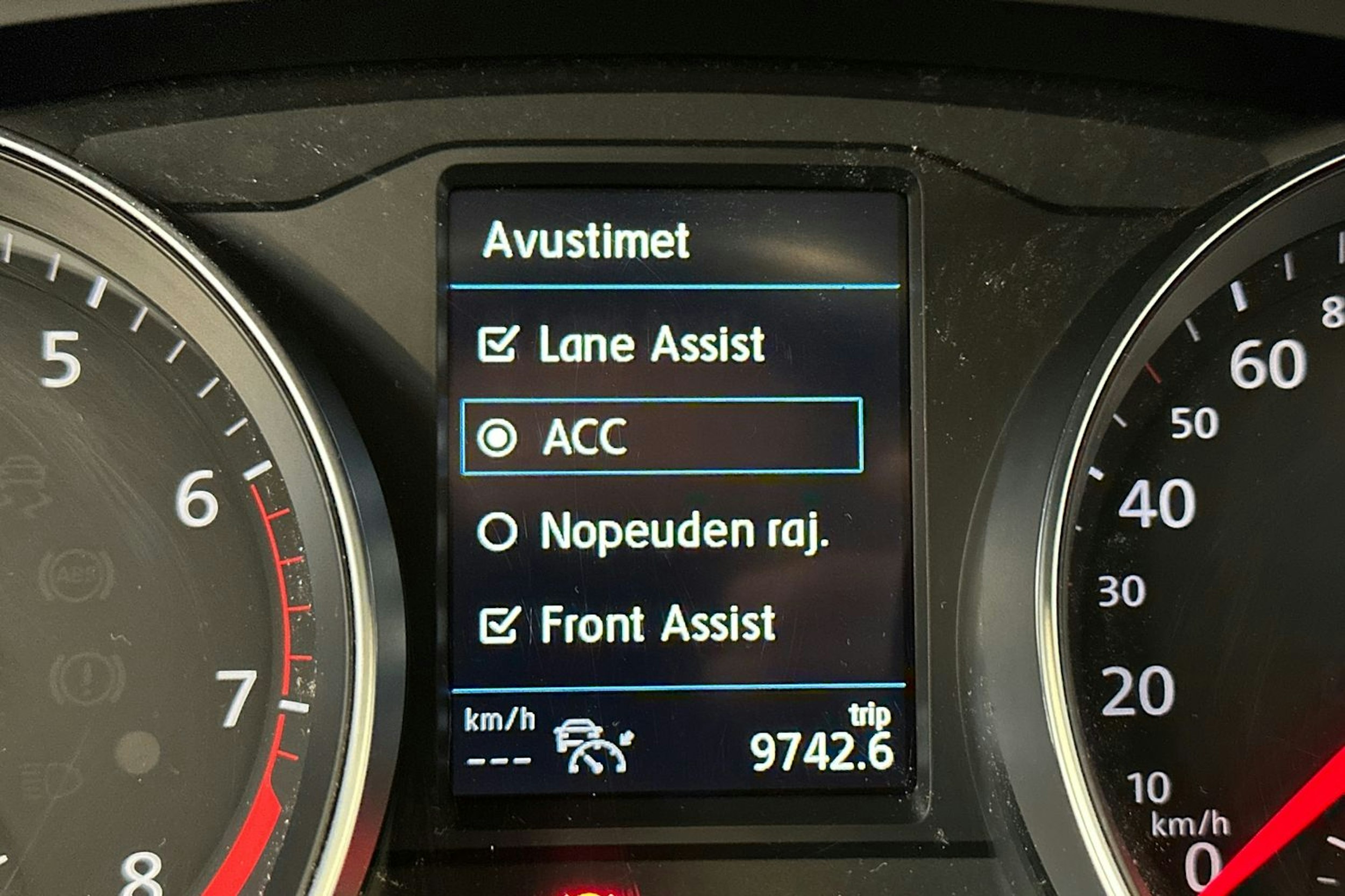 valkoinen Volkswagen Passat 2020 kuva 25.