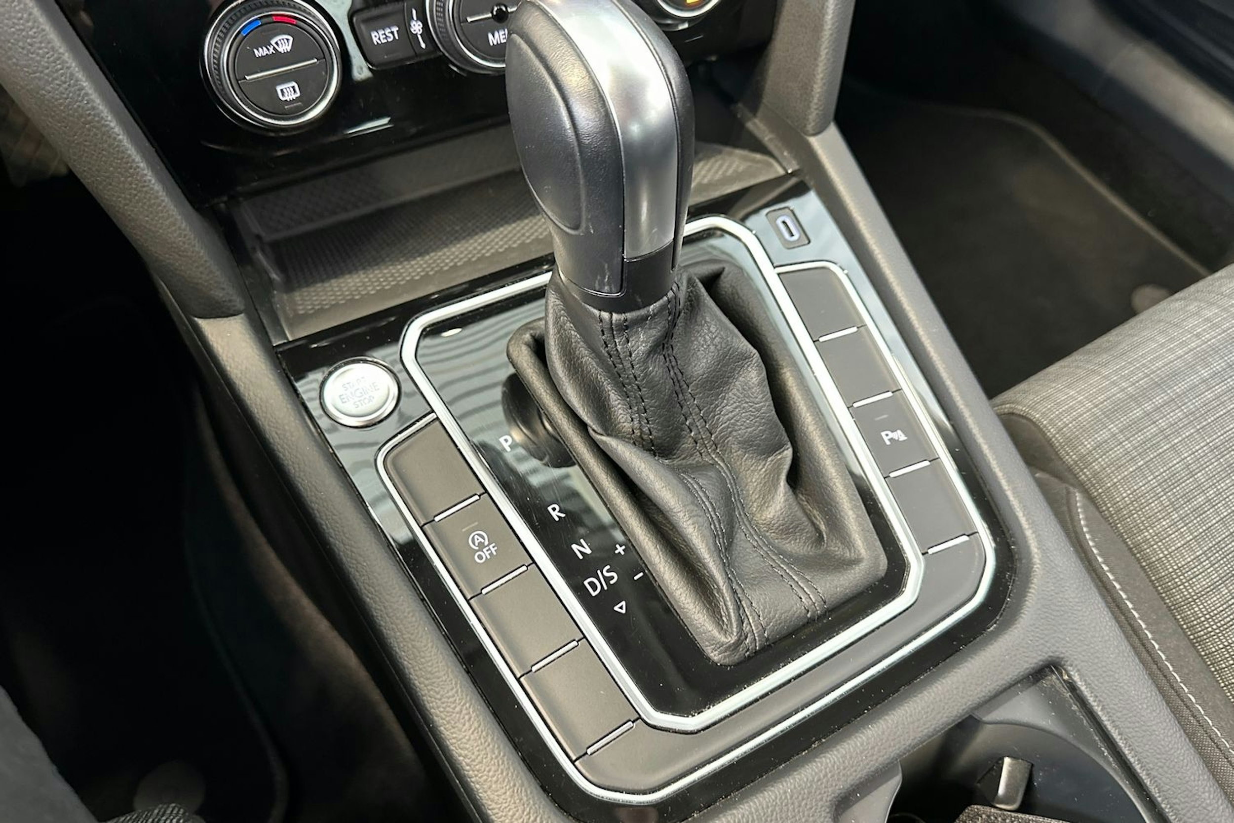 valkoinen Volkswagen Passat 2020 kuva 27.