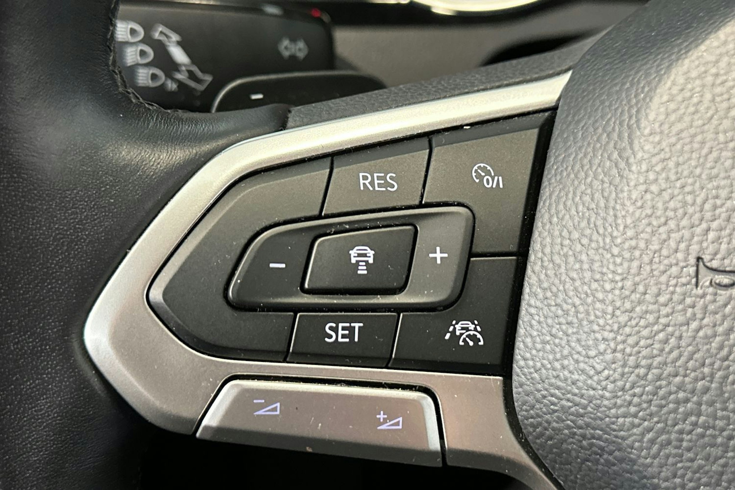 valkoinen Volkswagen Passat 2020 kuva 28.