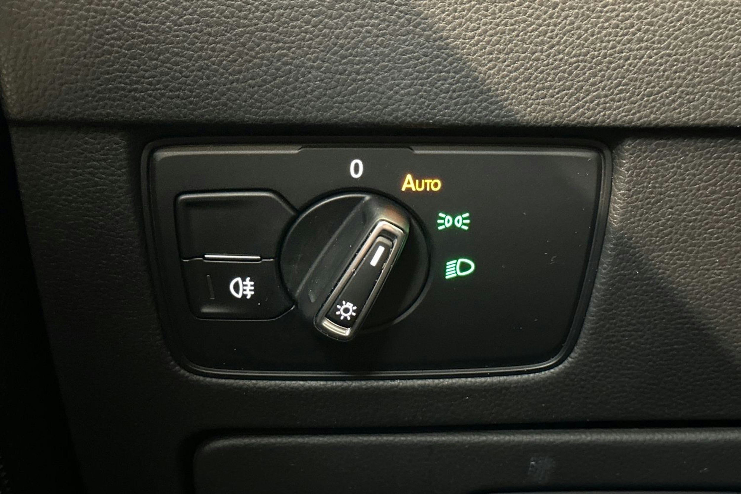 valkoinen Volkswagen Passat 2020 kuva 30.