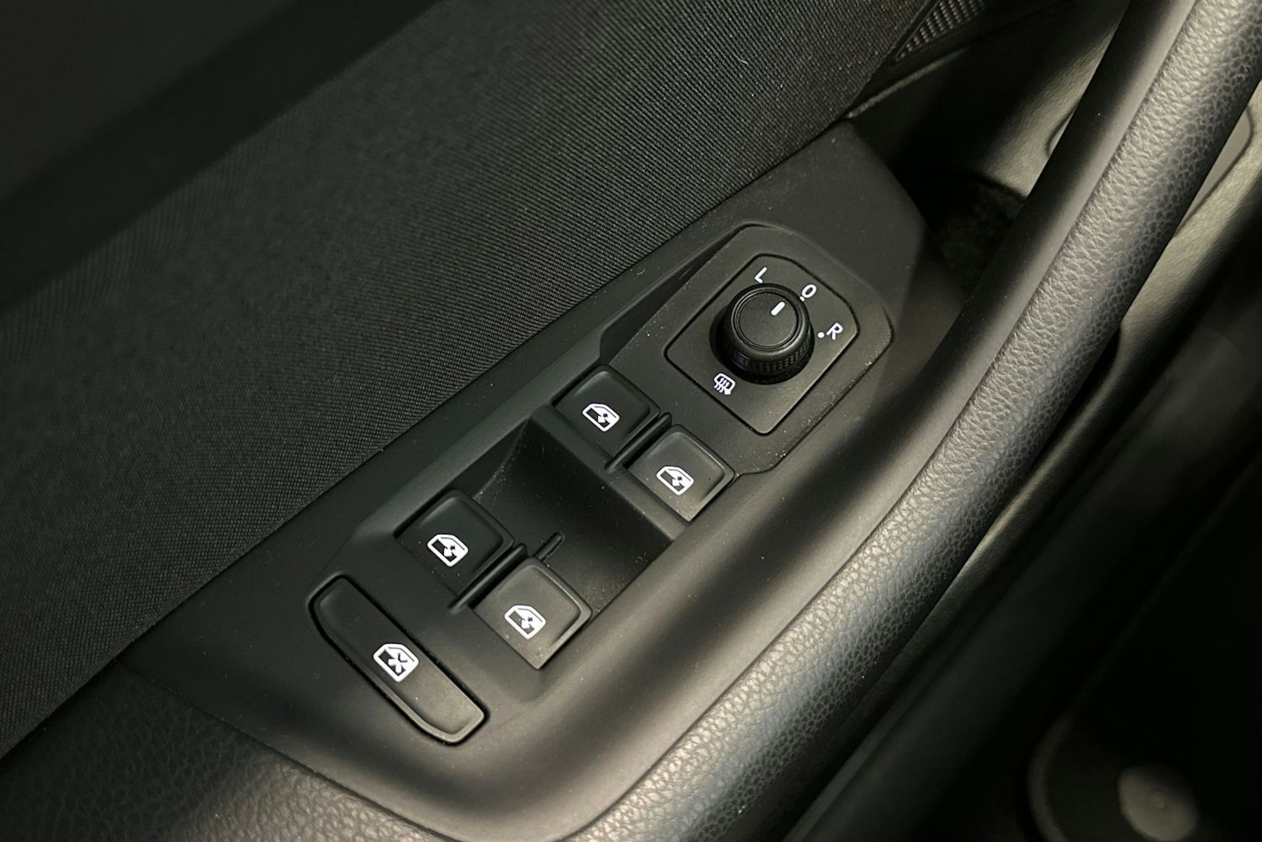 valkoinen Volkswagen Passat 2020 kuva 31.