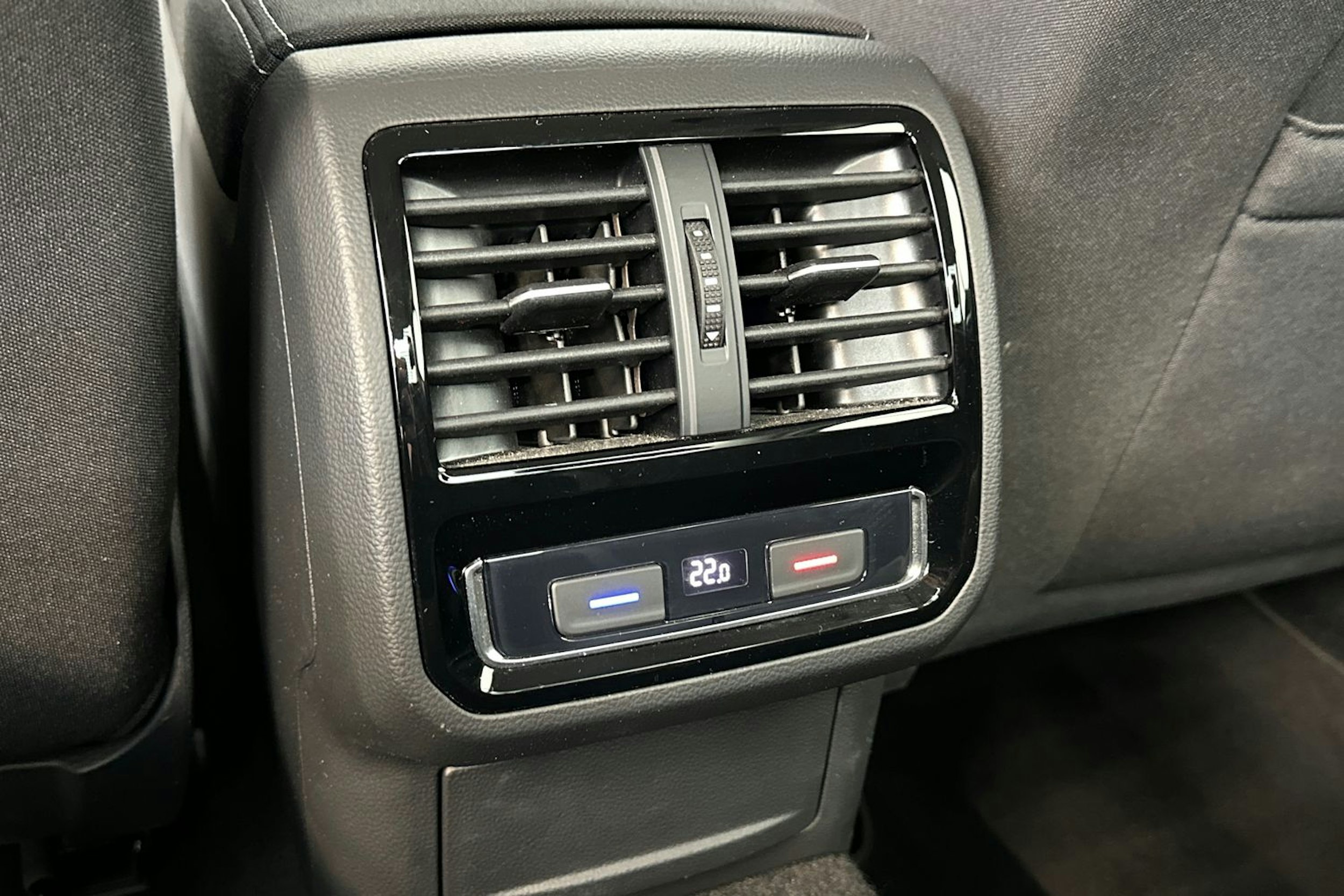 valkoinen Volkswagen Passat 2020 kuva 32.