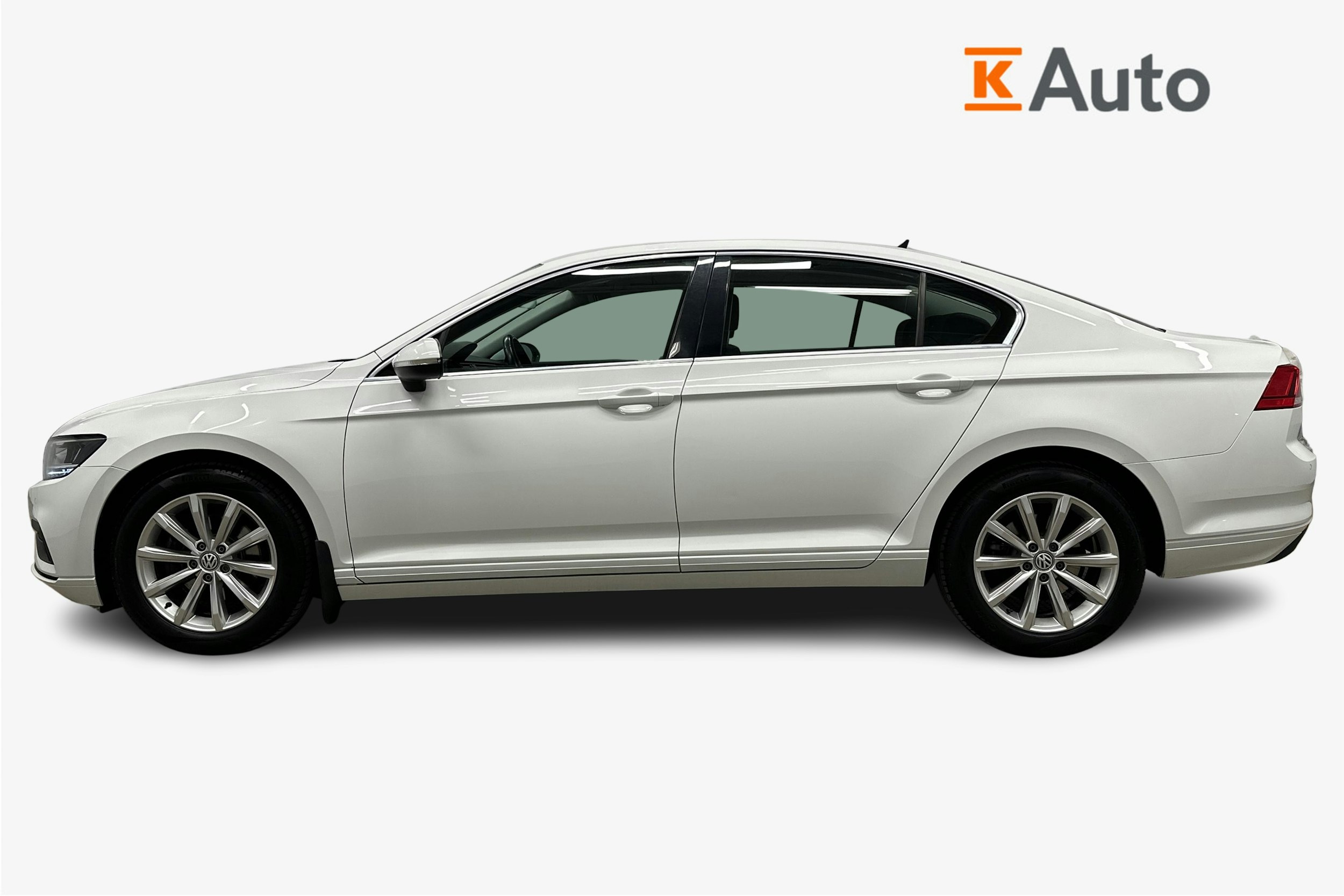 valkoinen Volkswagen Passat 2020 kuva 6.