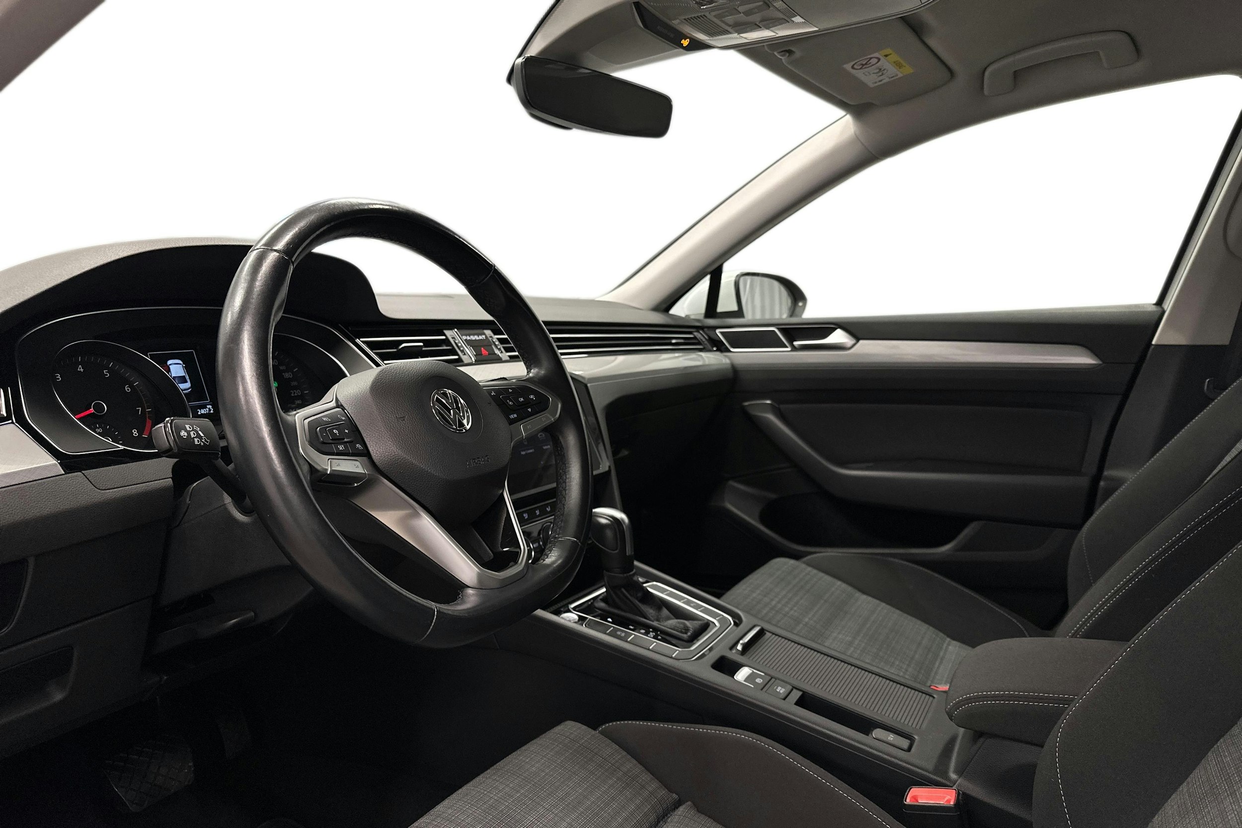 valkoinen Volkswagen Passat 2020 kuva 7.
