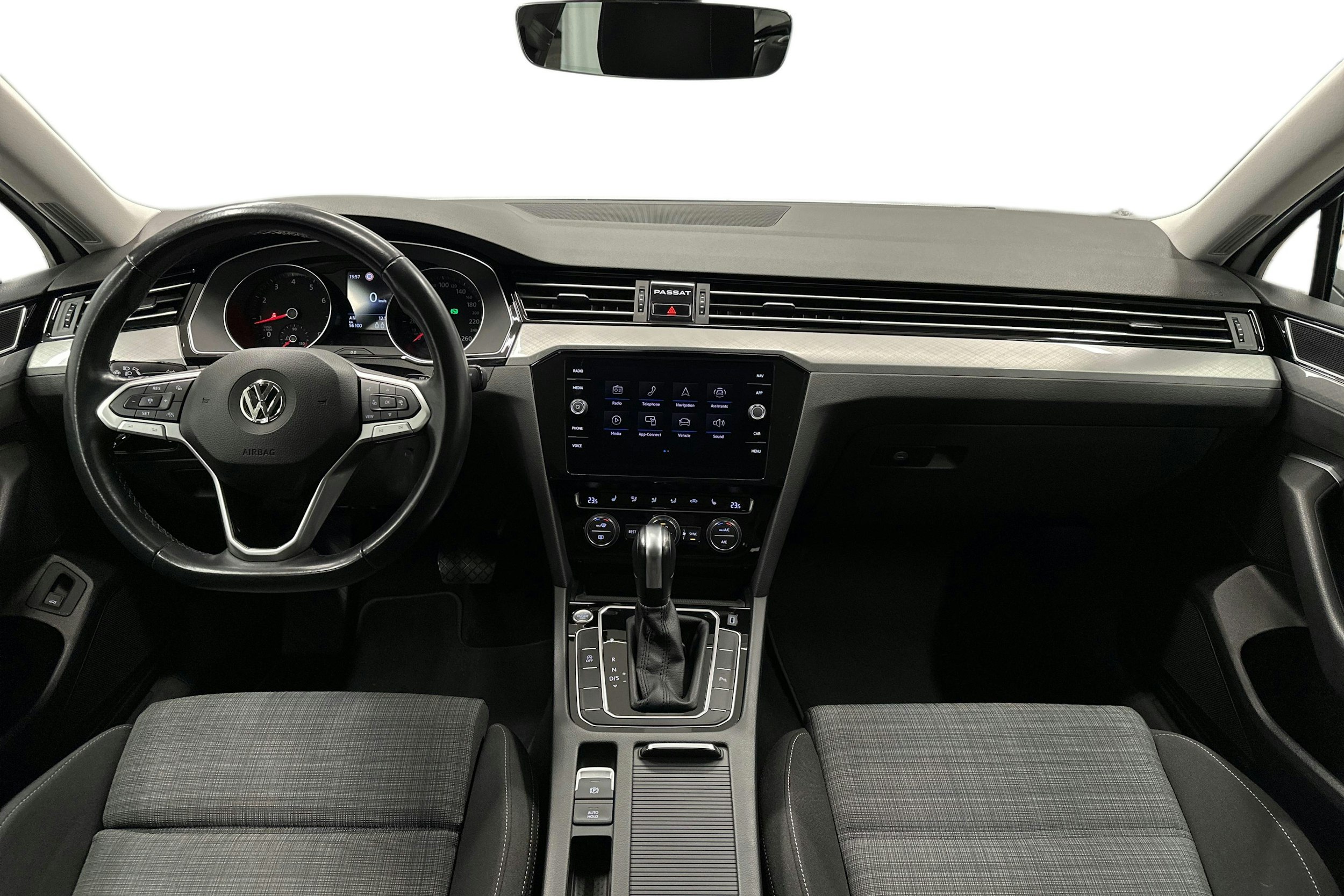 valkoinen Volkswagen Passat 2020 kuva 9.