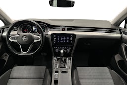 valkoinen Volkswagen Passat 2020 kuva 9.