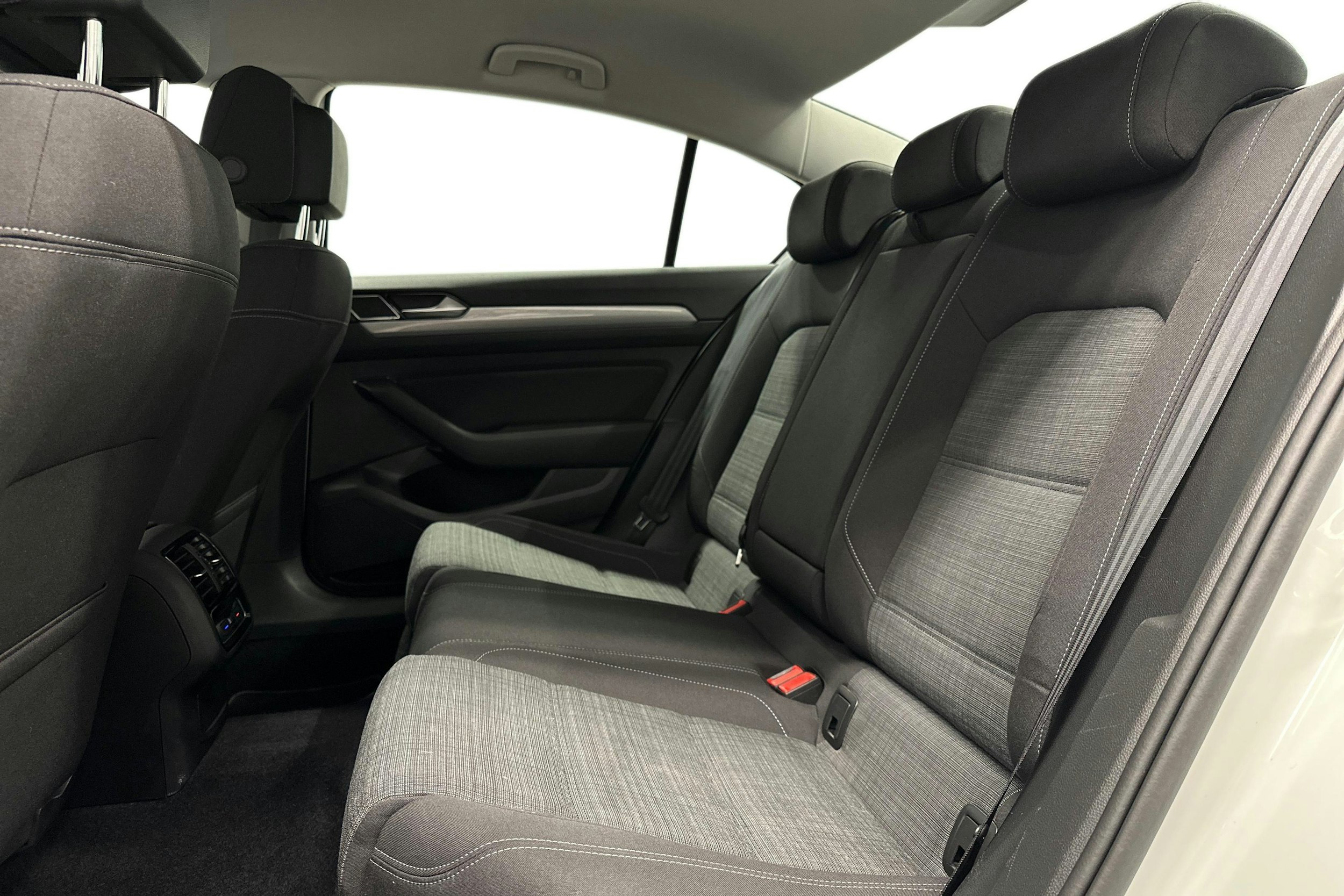 valkoinen Volkswagen Passat 2020 kuva 10.