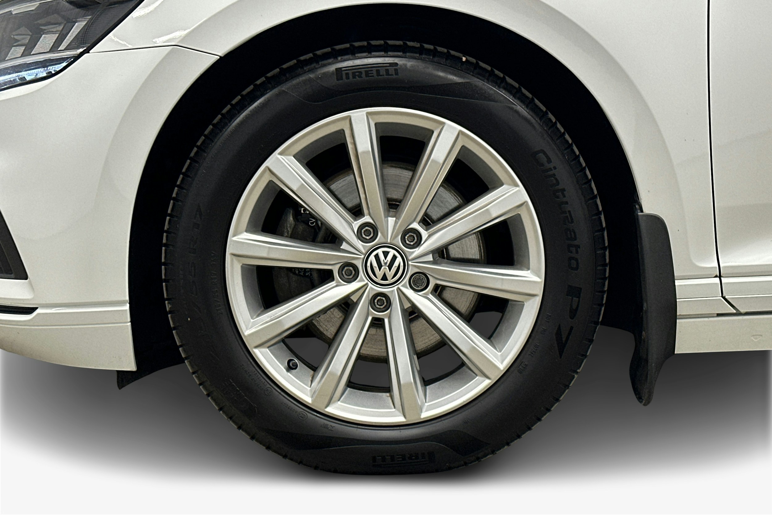 valkoinen Volkswagen Passat 2020 kuva 11.
