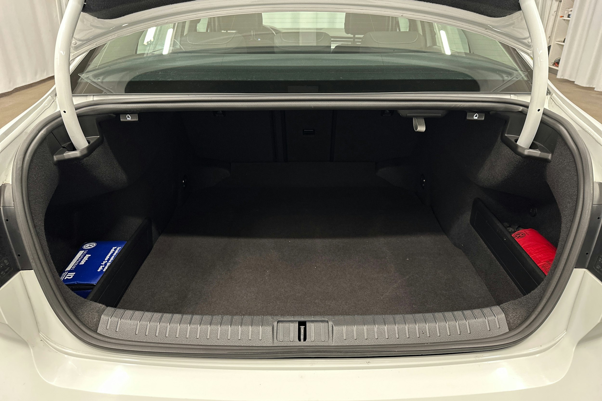 valkoinen Volkswagen Passat 2020 kuva 14.