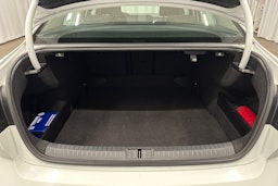 valkoinen Volkswagen Passat 2020 kuva 14.