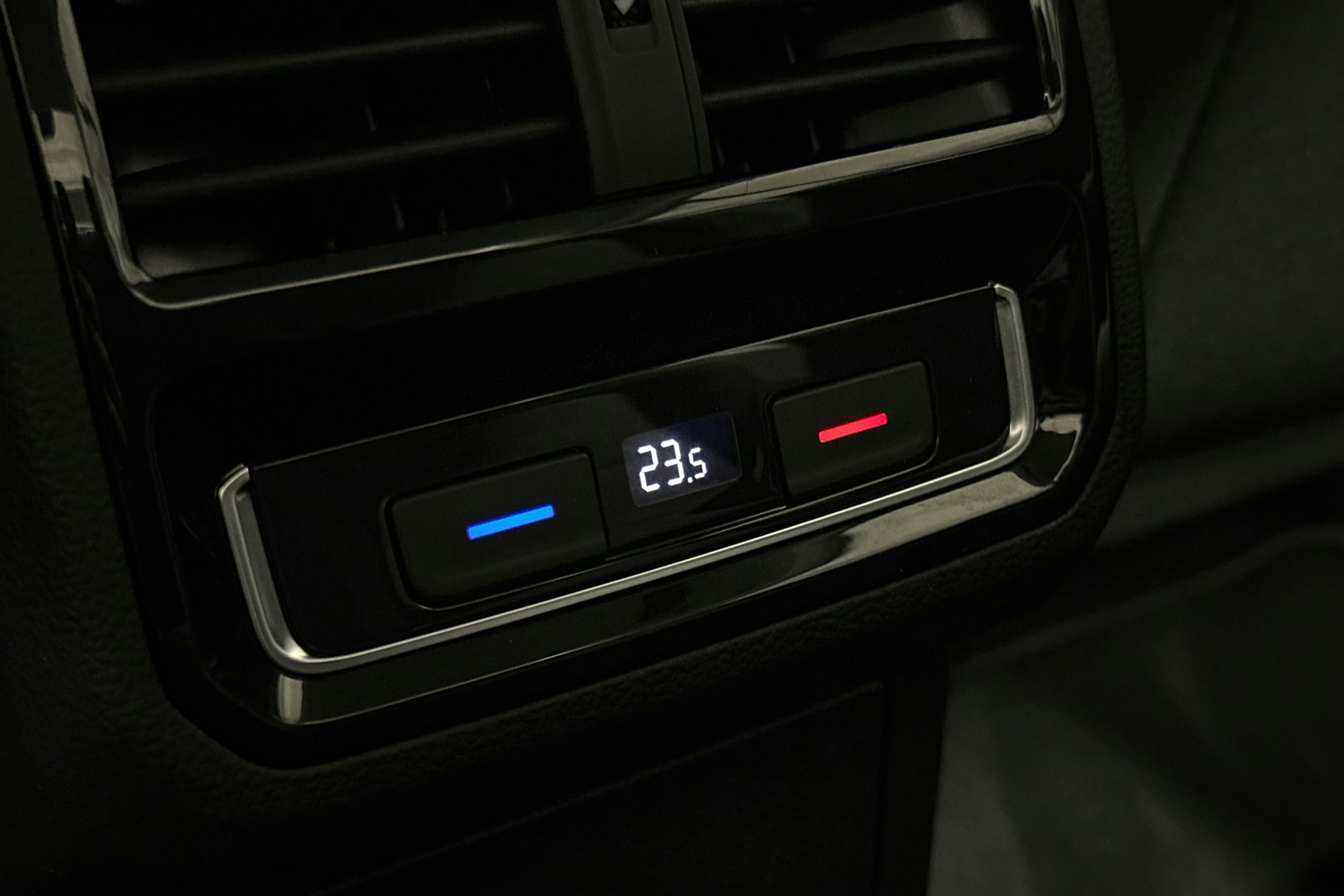 valkoinen Volkswagen Passat 2020 kuva 15.