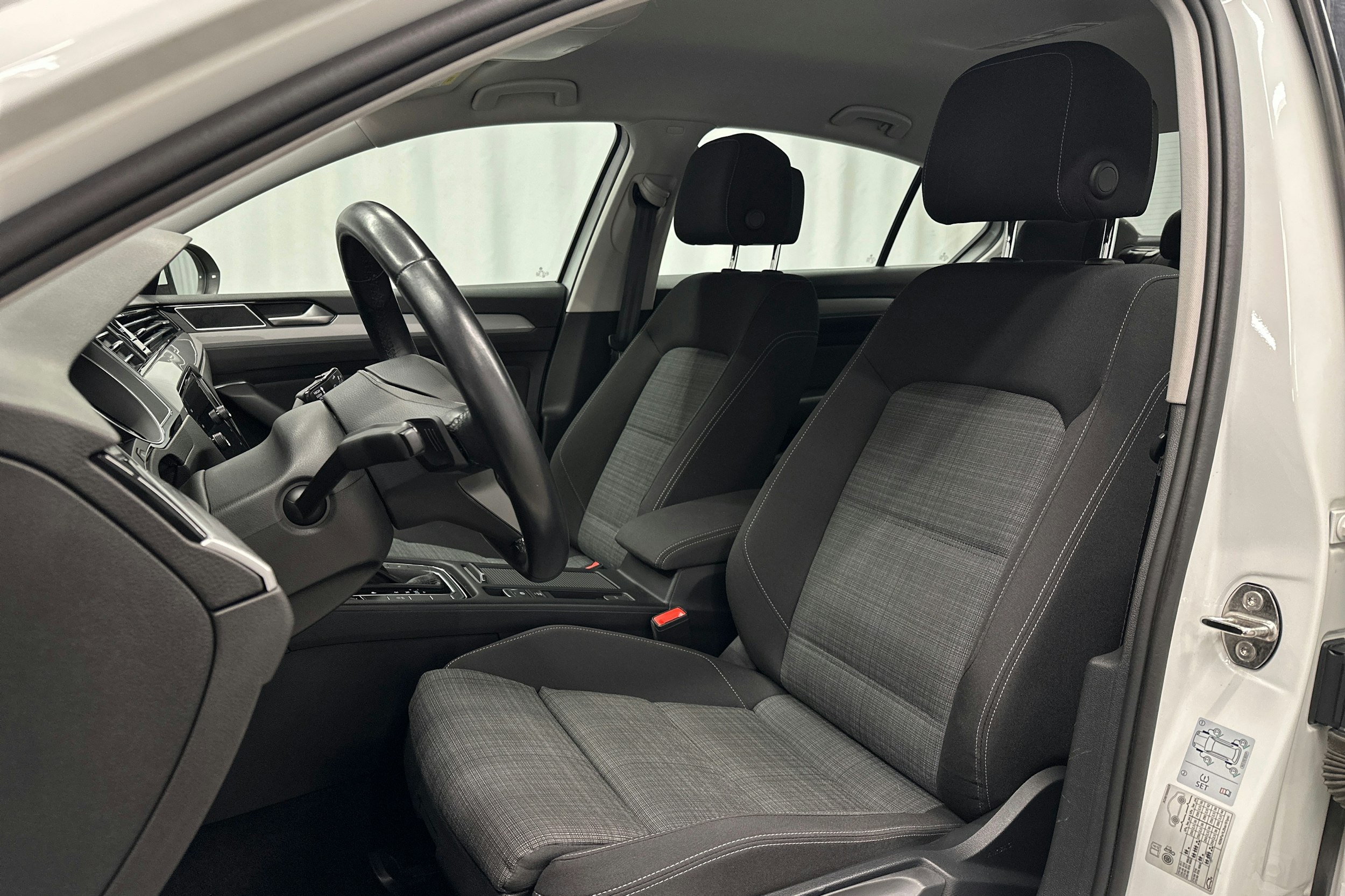 valkoinen Volkswagen Passat 2020 kuva 16.
