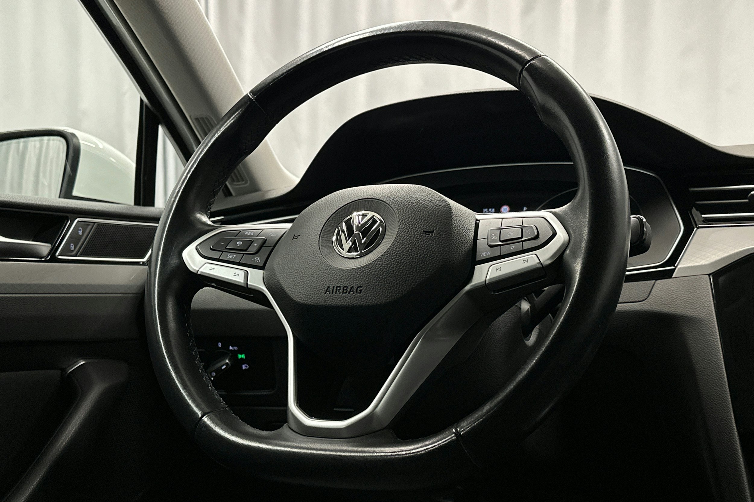 valkoinen Volkswagen Passat 2020 kuva 17.