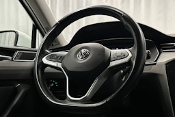 valkoinen Volkswagen Passat 2020 kuva 17.