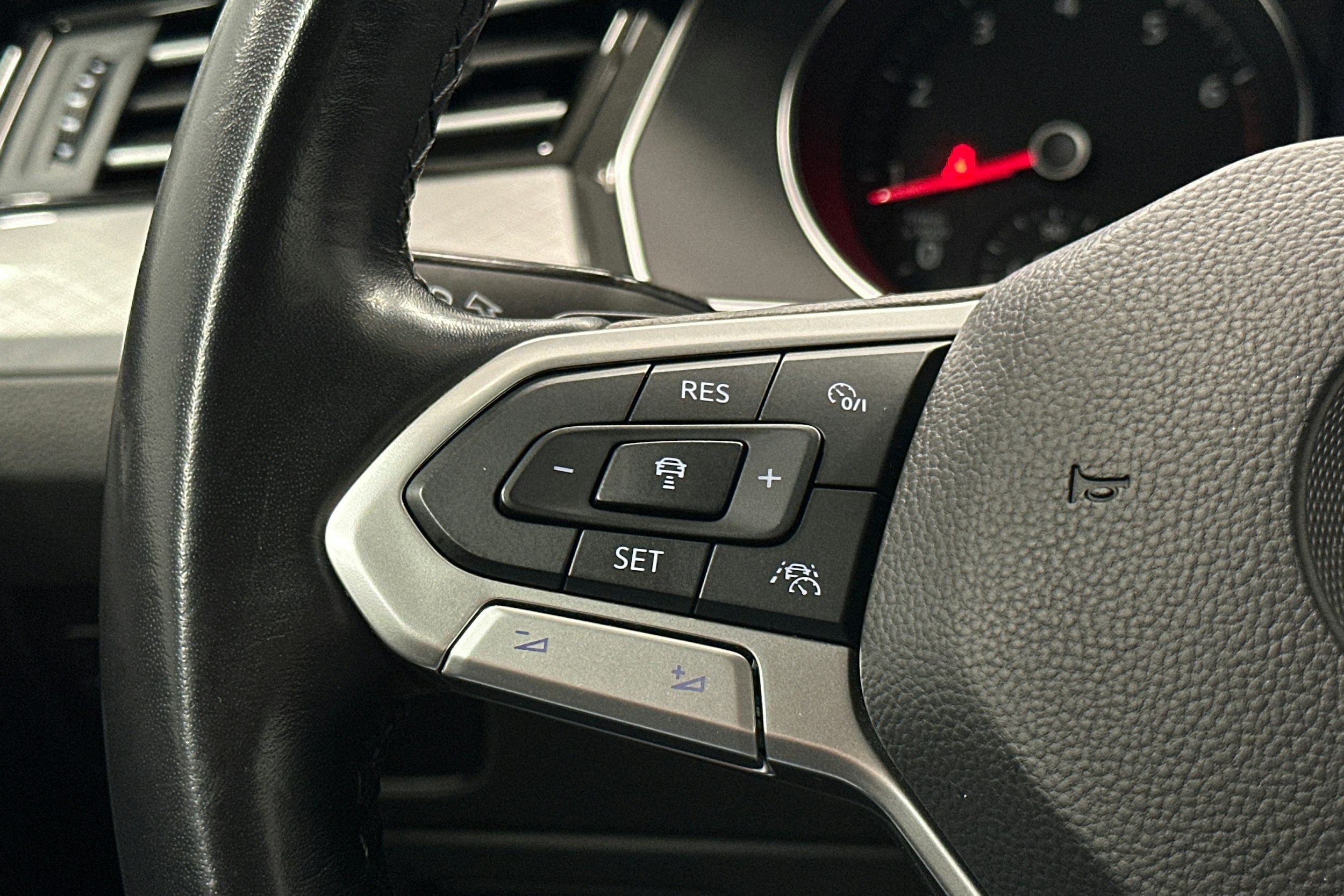 valkoinen Volkswagen Passat 2020 kuva 18.